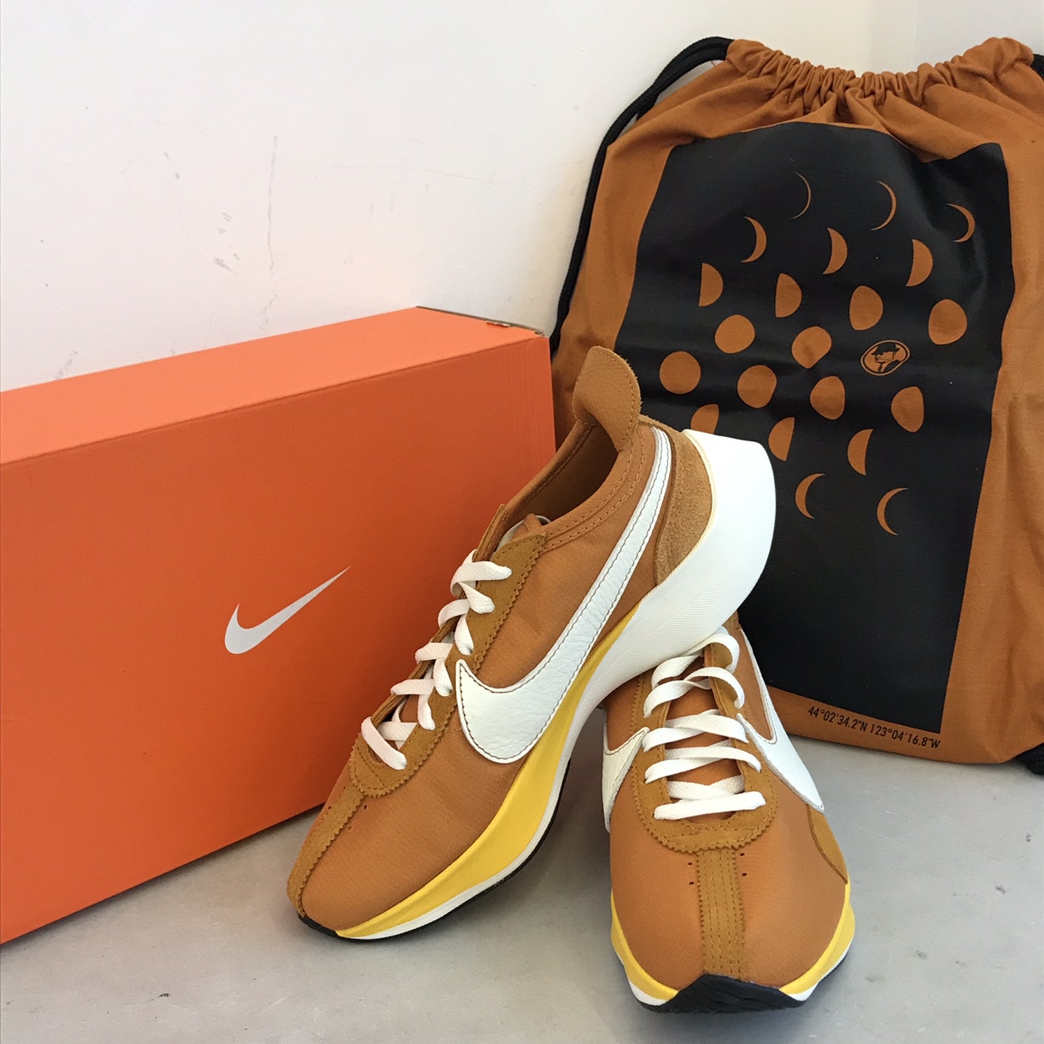 Nike Moon Racer Monarch 착용 스타일