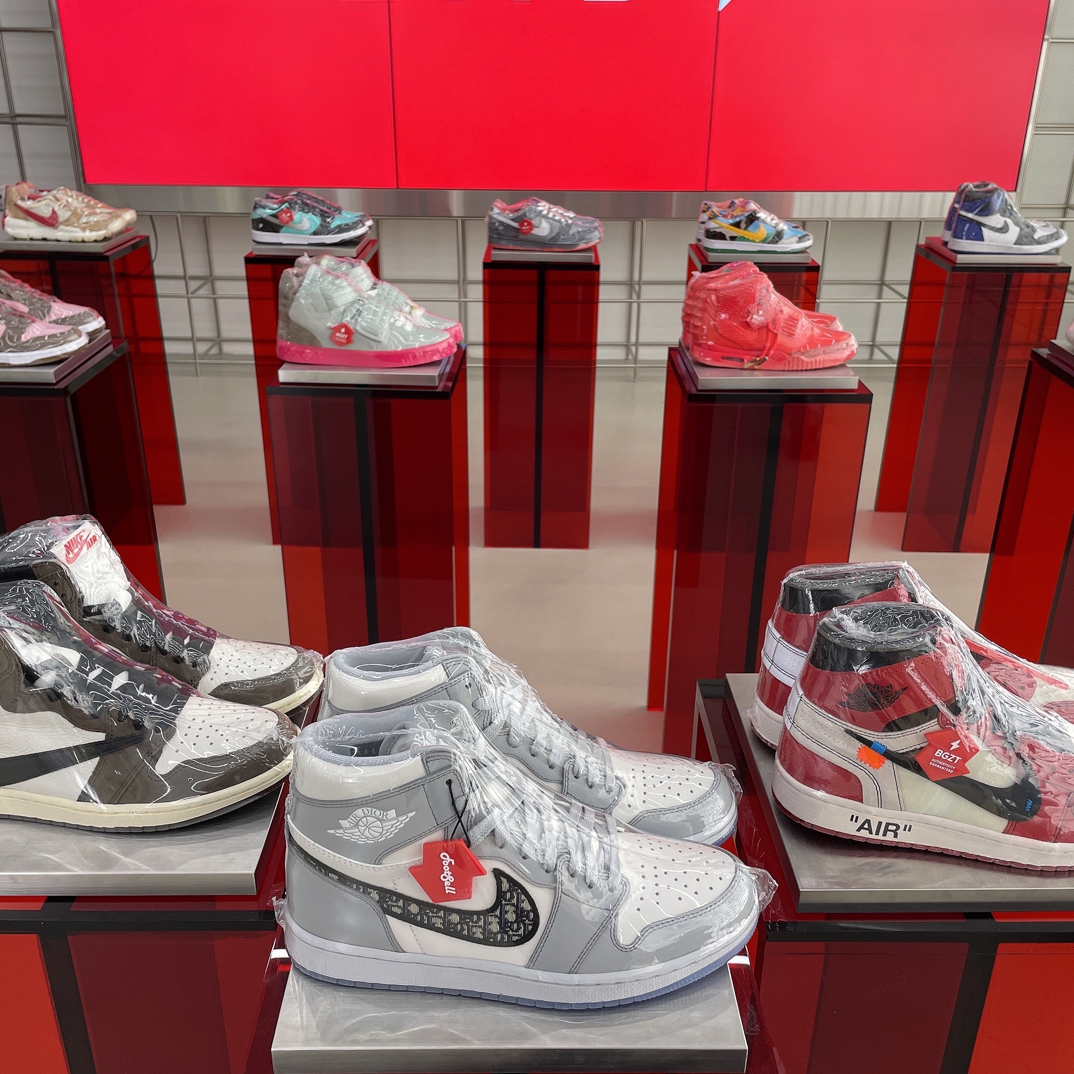 Jordan 1 x Dior High OG, Jordan 1 x Off-White Retro High Chicago The Ten 착용 스타일