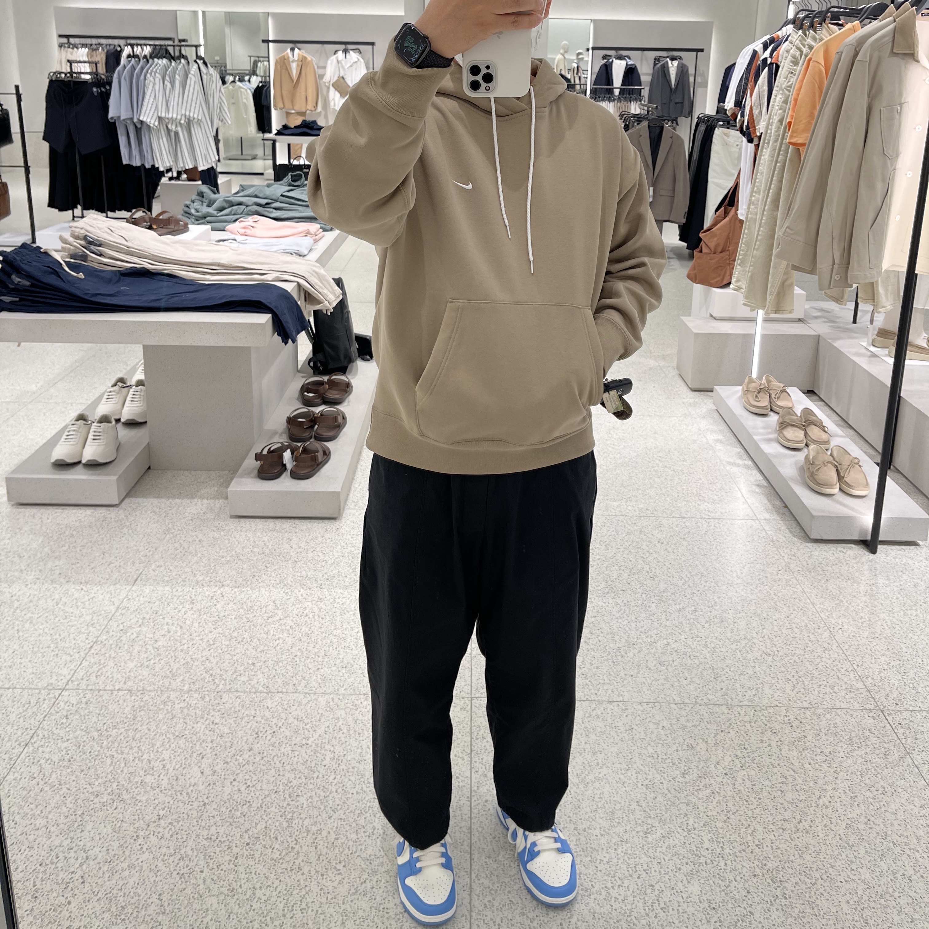 (W) Nike Dunk Low Coast, Nike NRG Solo Swoosh Fleece Hoodie Khaki - Asia 착용 스타일 - 1