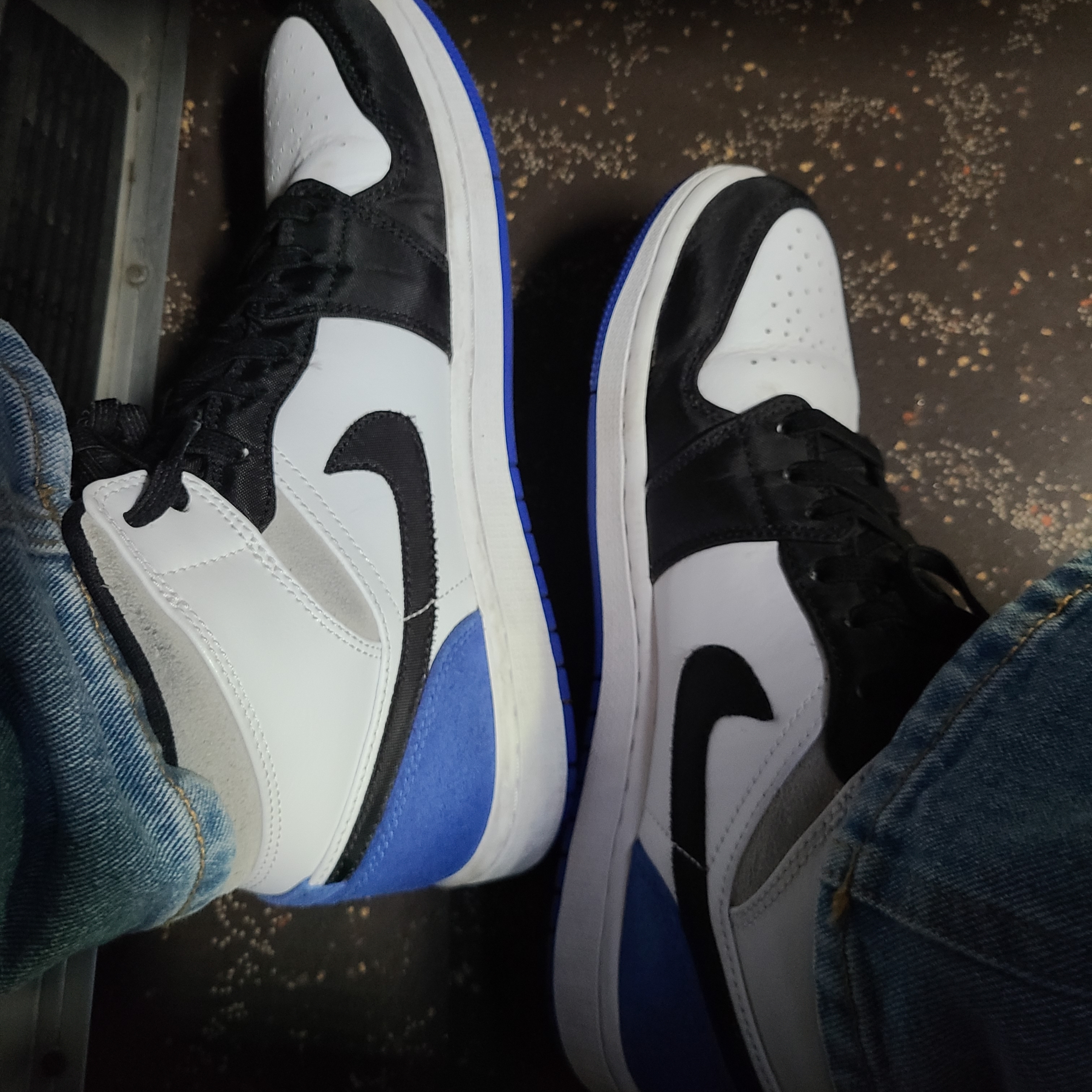 Jordan 1 Mid SE Hyper Royal 착용 스타일