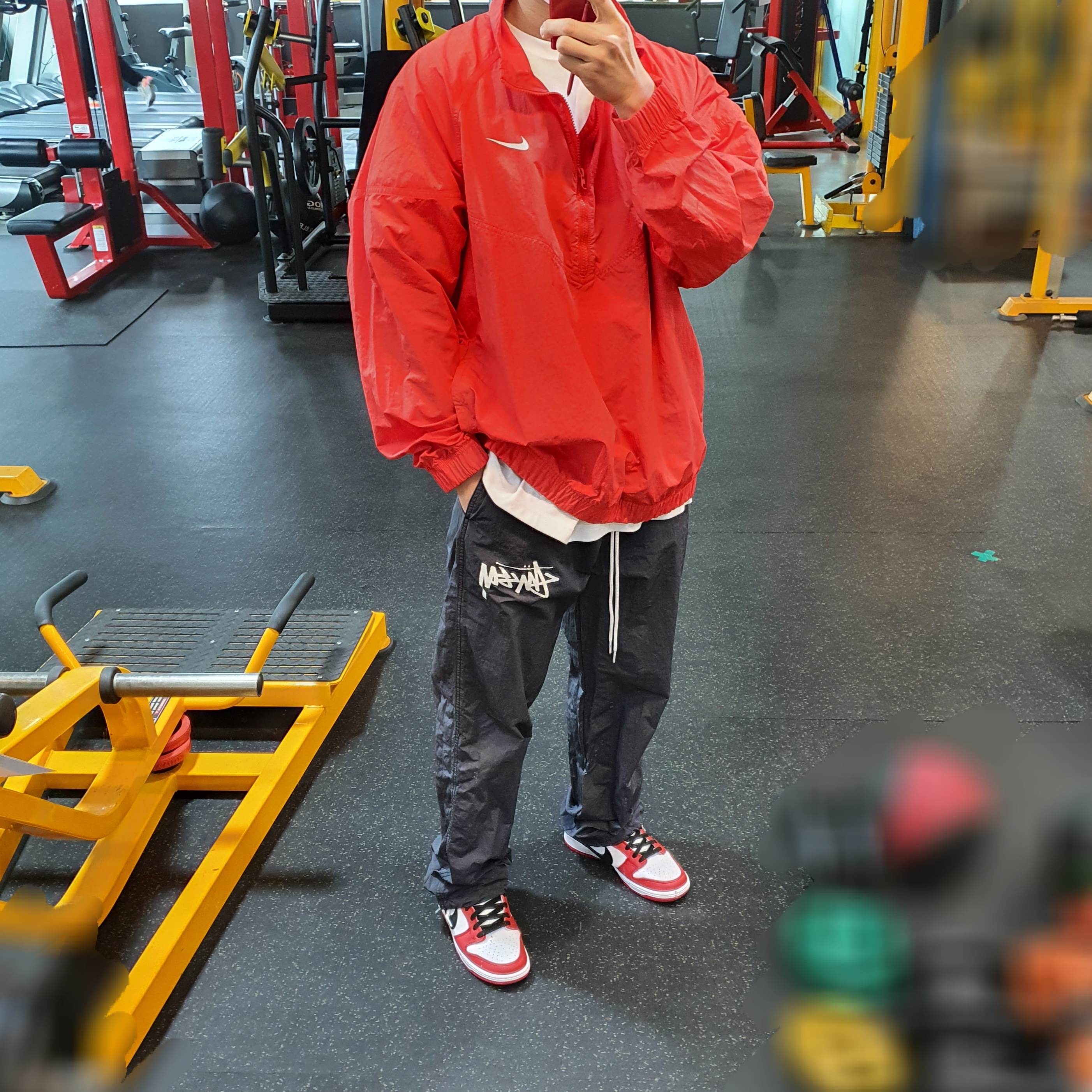Nike x Stussy Beach Pants Off Noir, Nike x Stussy Windrunner Jacket Habanero Red 착용 스타일