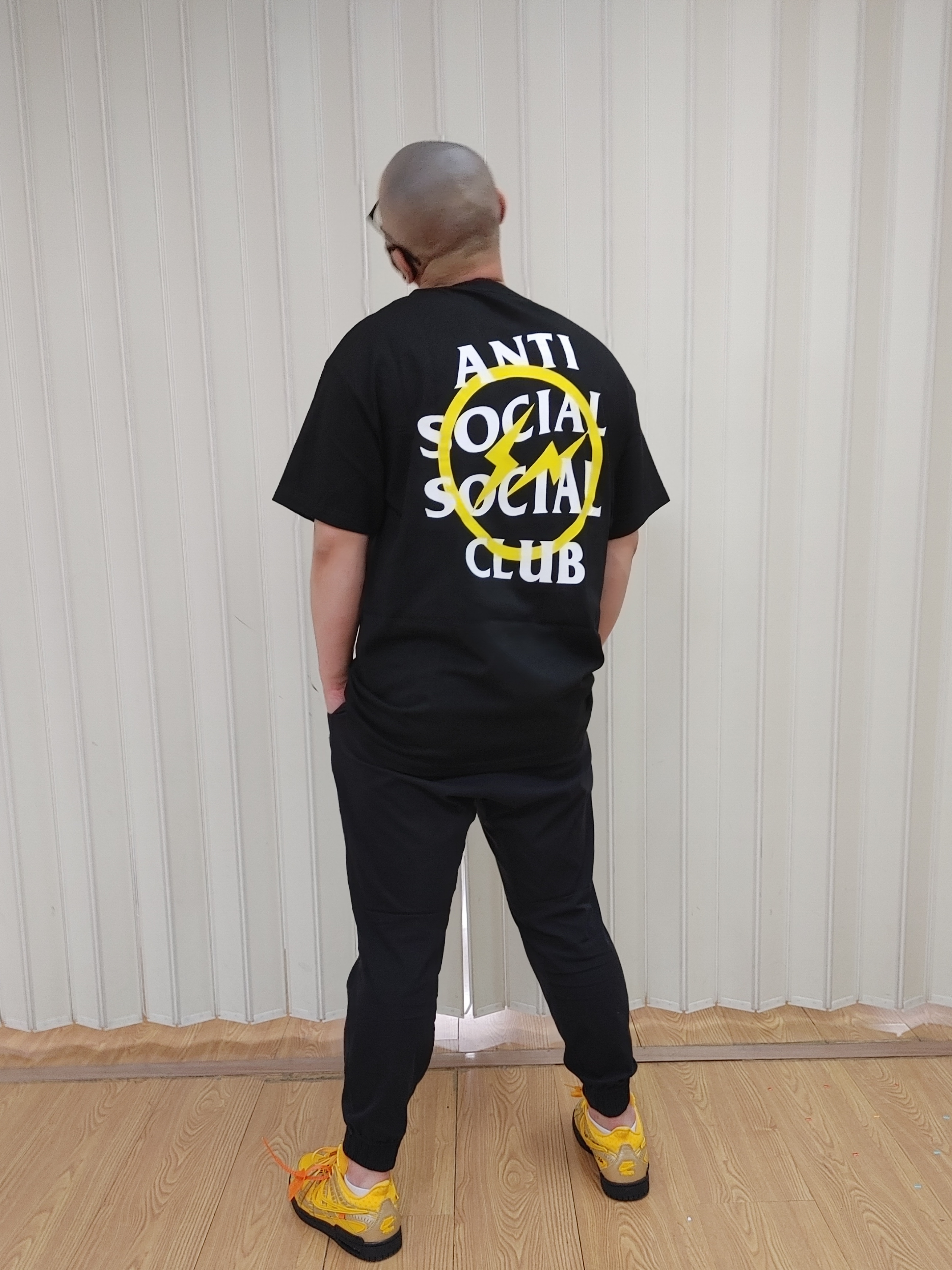 Anti Social Social Club x Fragment Bolt T-Shirt Yellow, Nike x Off-White Air Rubber Dunk University Gold 착용 스타일 - 2