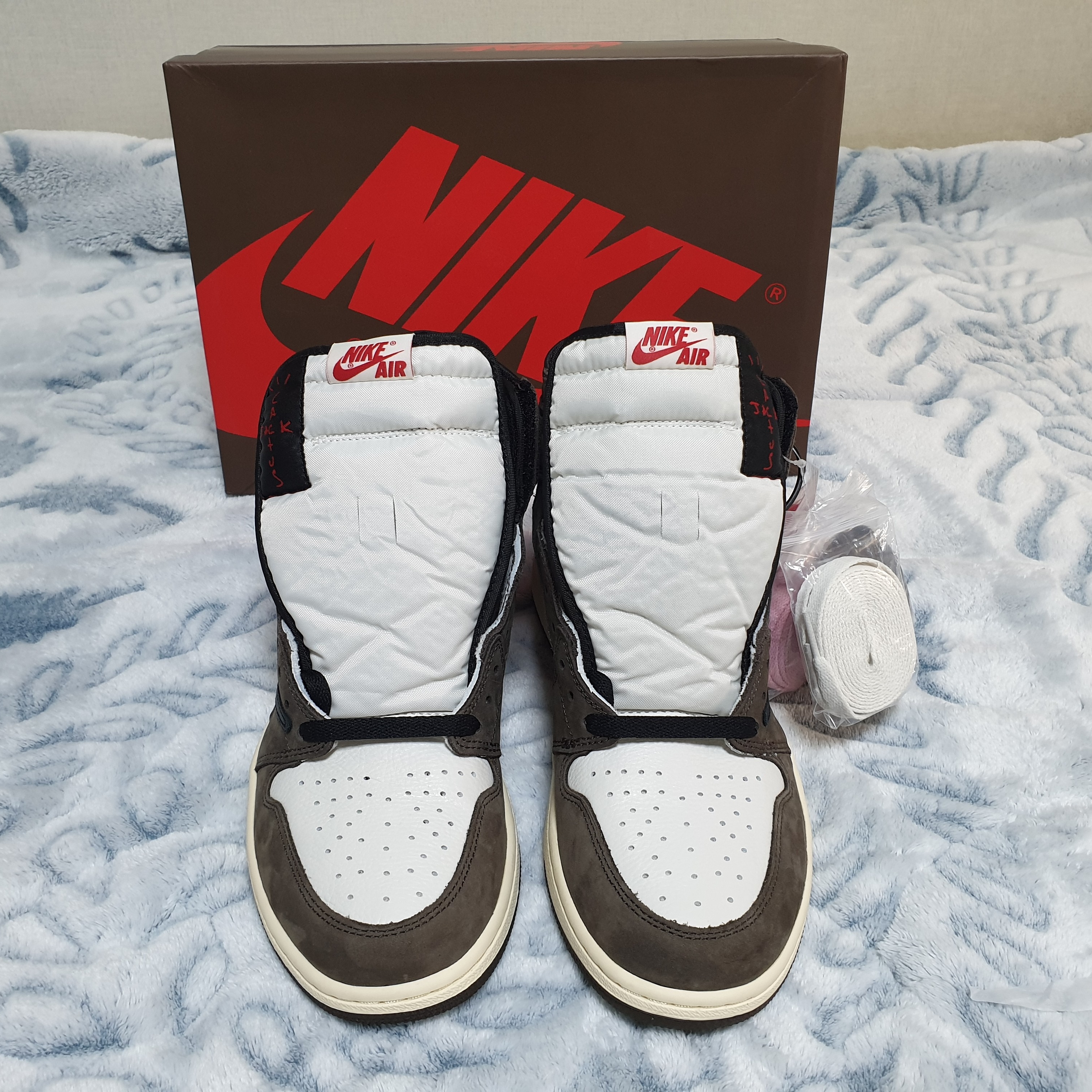 Jordan 1 x Travis Scott Retro High OG SP Mocha 착용 스타일 - 4