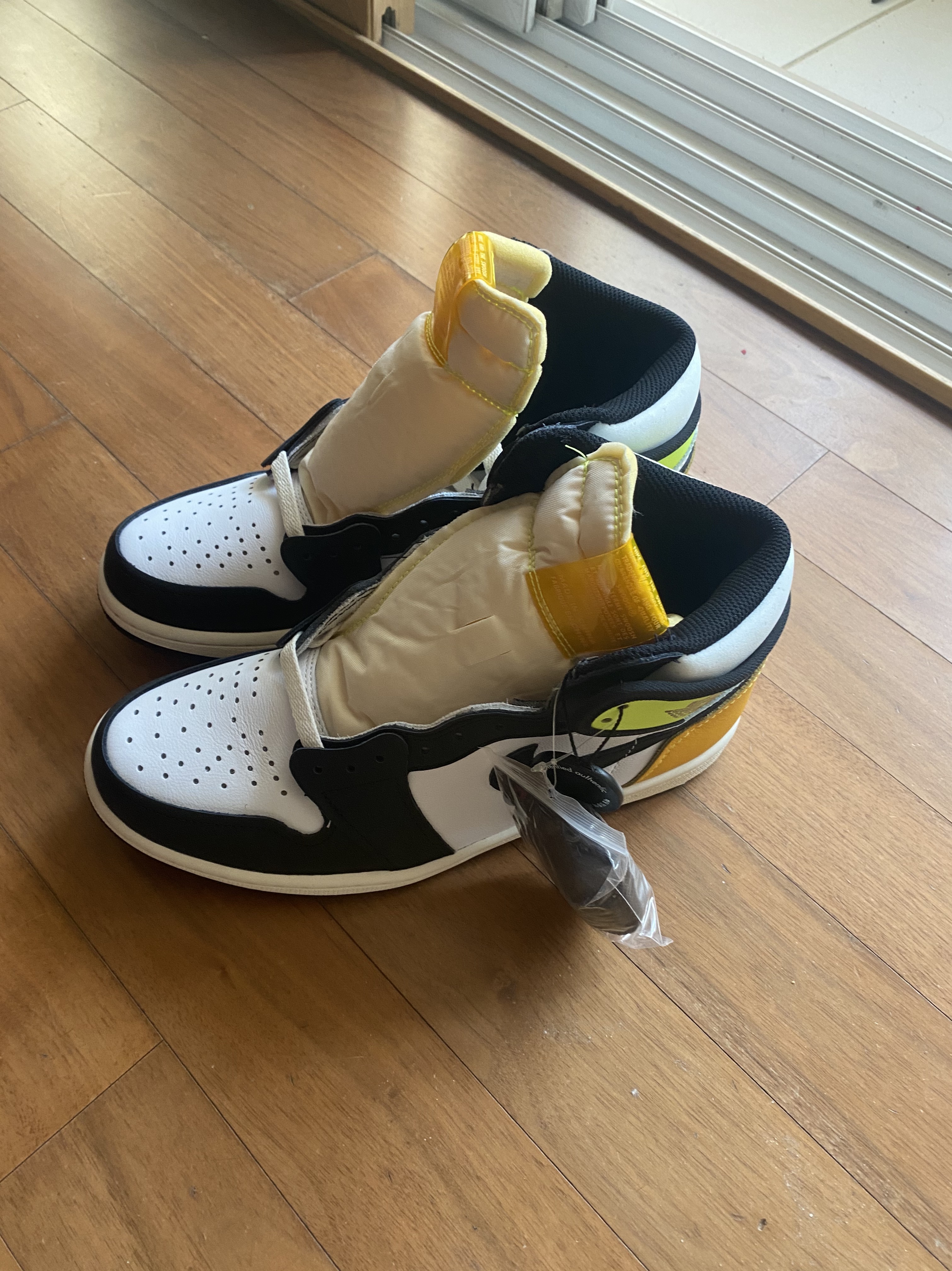 Jordan 1 Retro High OG Volt Gold 착용 스타일 - 2