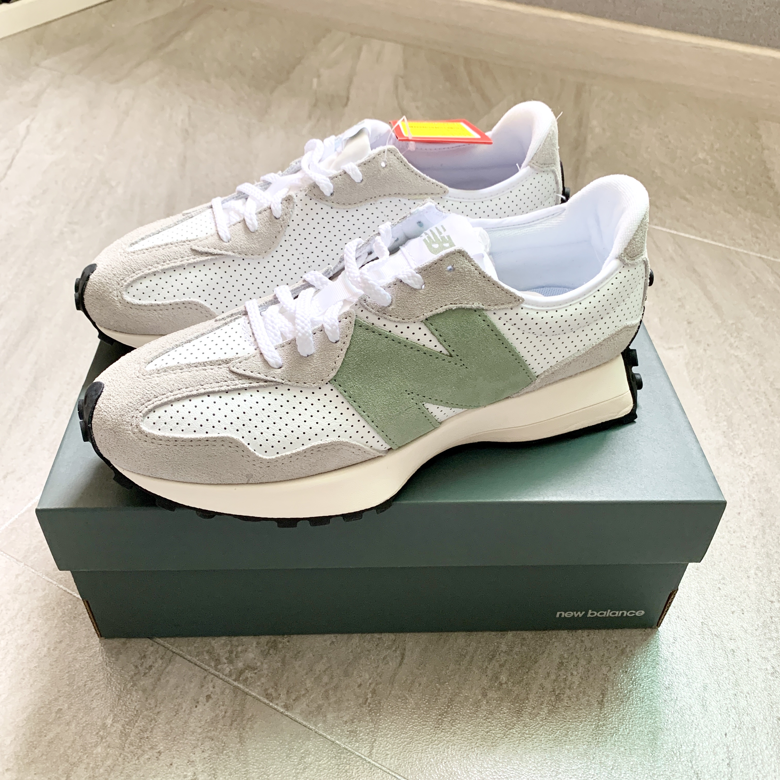 (W) New Balance 327 Grey Green - JD Sports Exclusive 착용 스타일 - 1