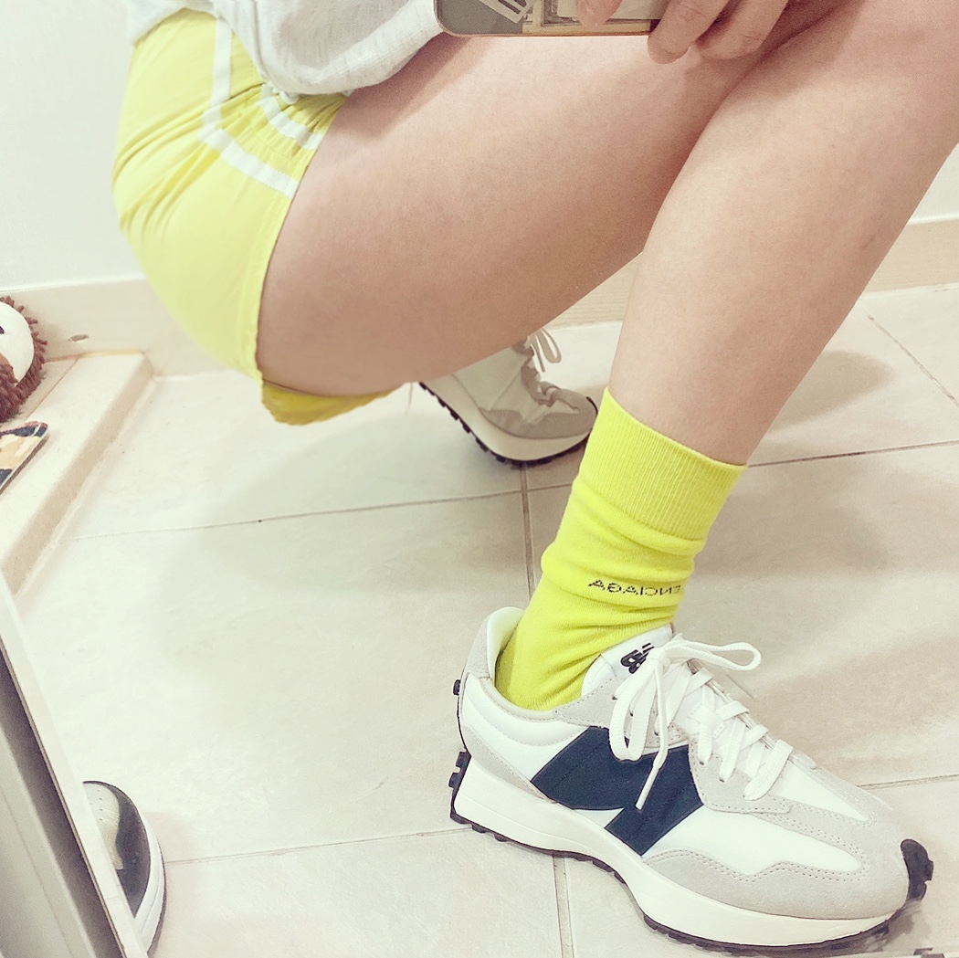 (W) New Balance 327 Beige Gum 착용 스타일