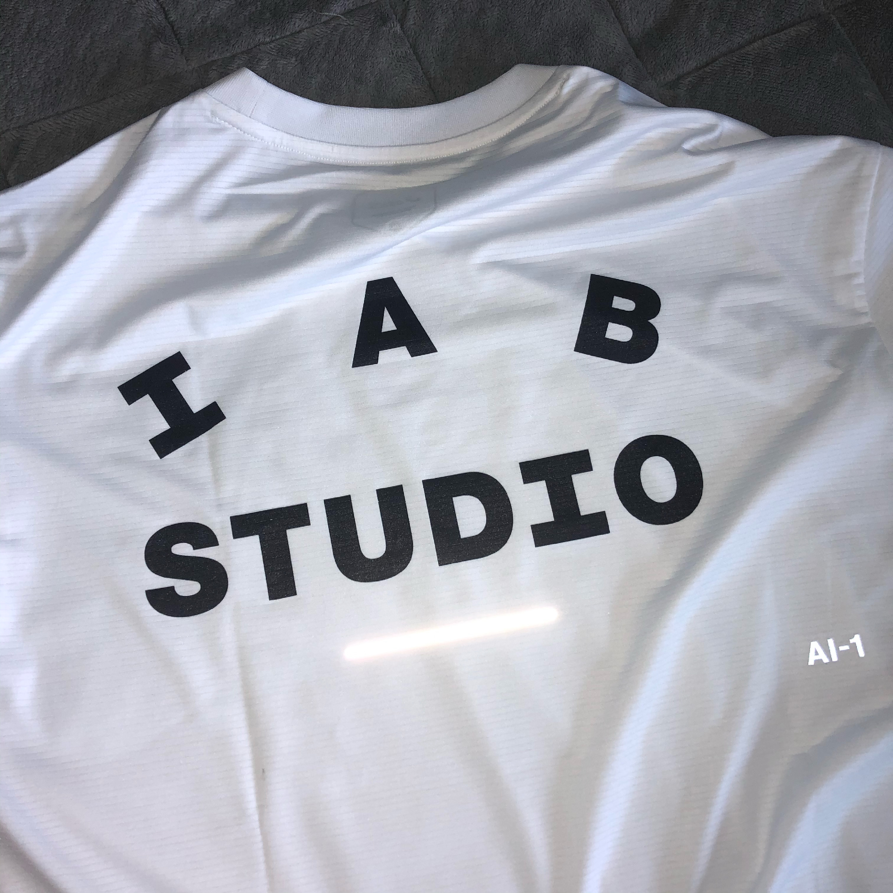 IAB Studio x Asics White Running T-Shirt 착용 스타일