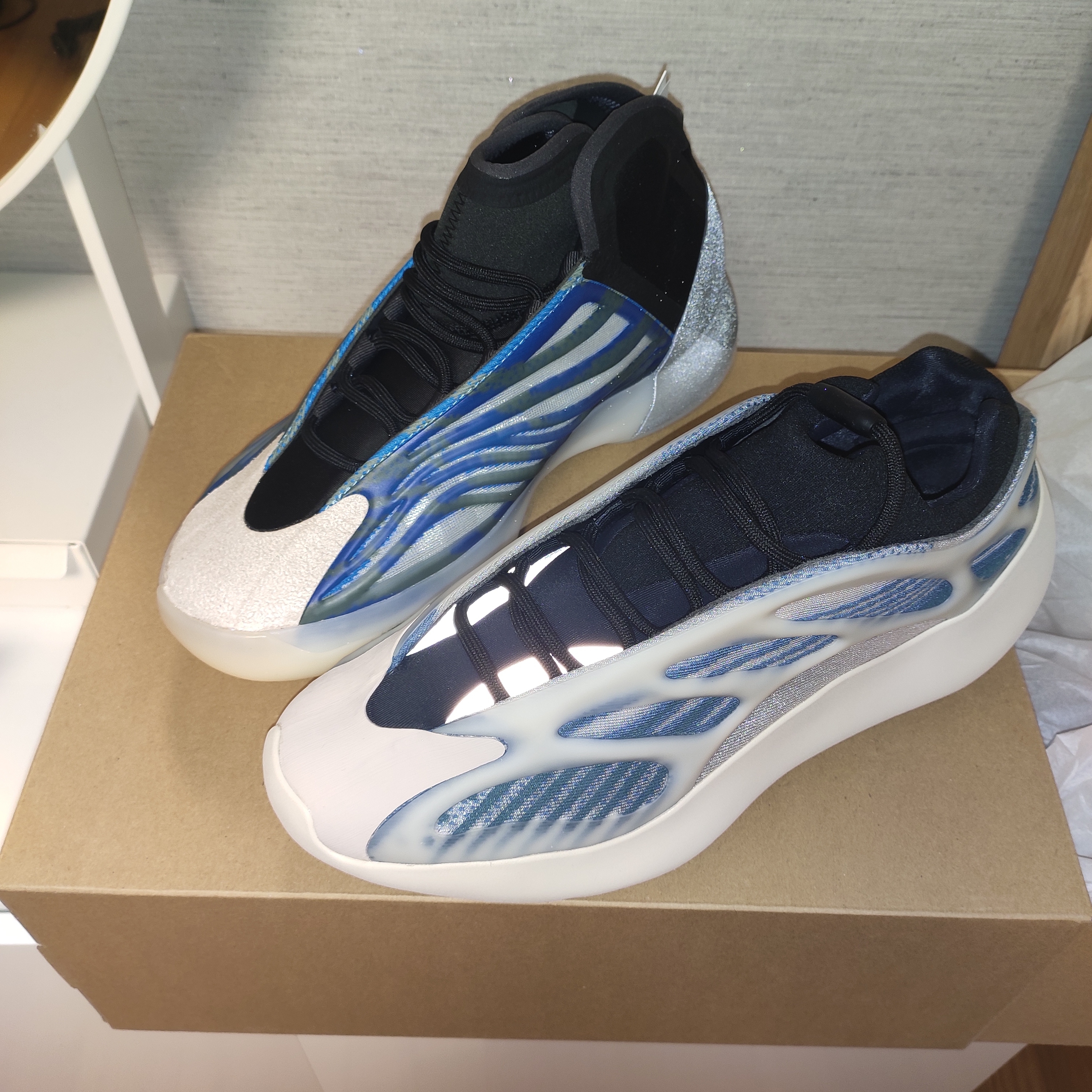 Adidas Yeezy 700 V3 Kyanite, Adidas Yeezy QNTM Frozen Blue 착용 스타일 - 2