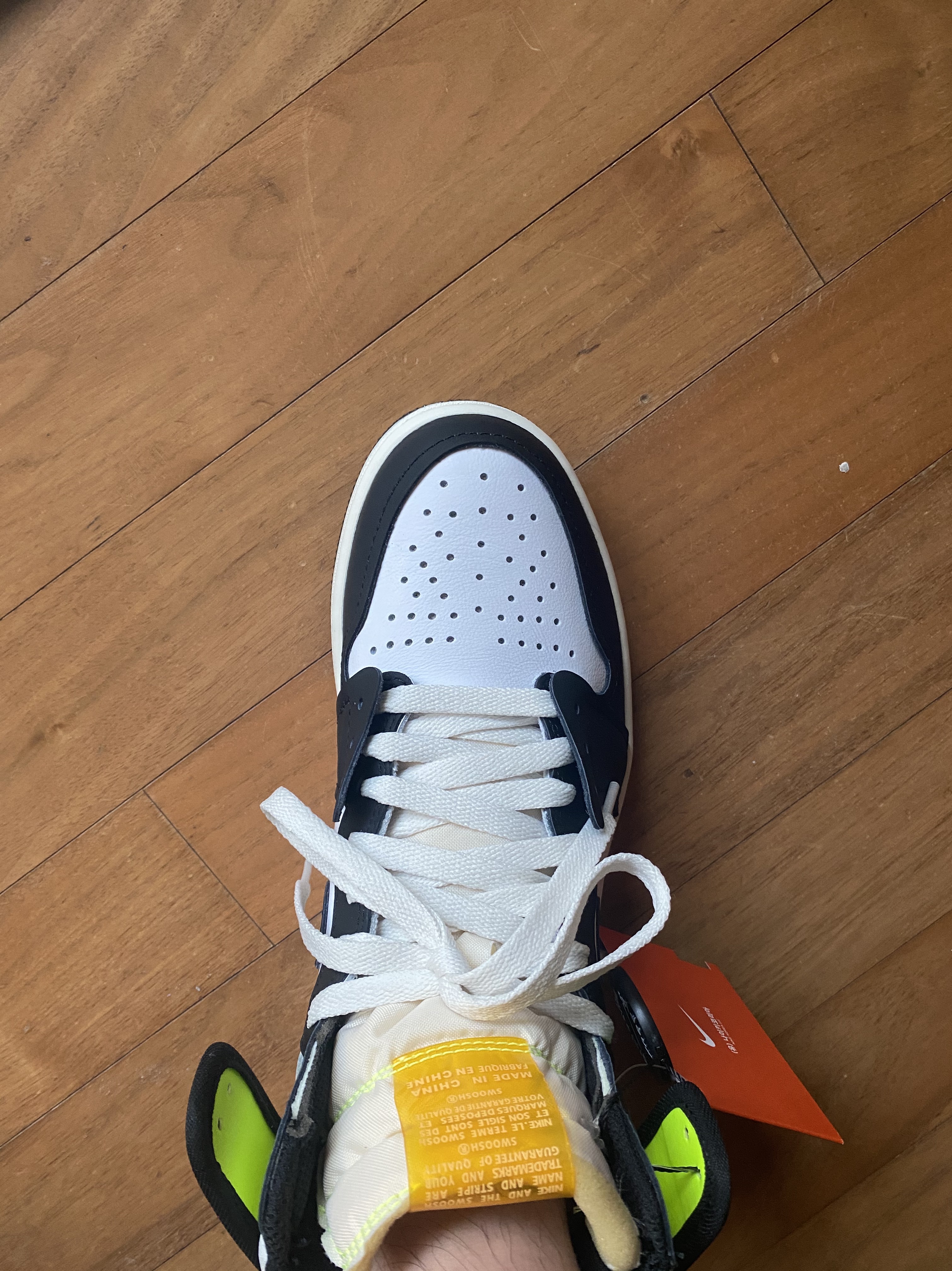 Jordan 1 Retro High OG Volt Gold 착용 스타일 - 4