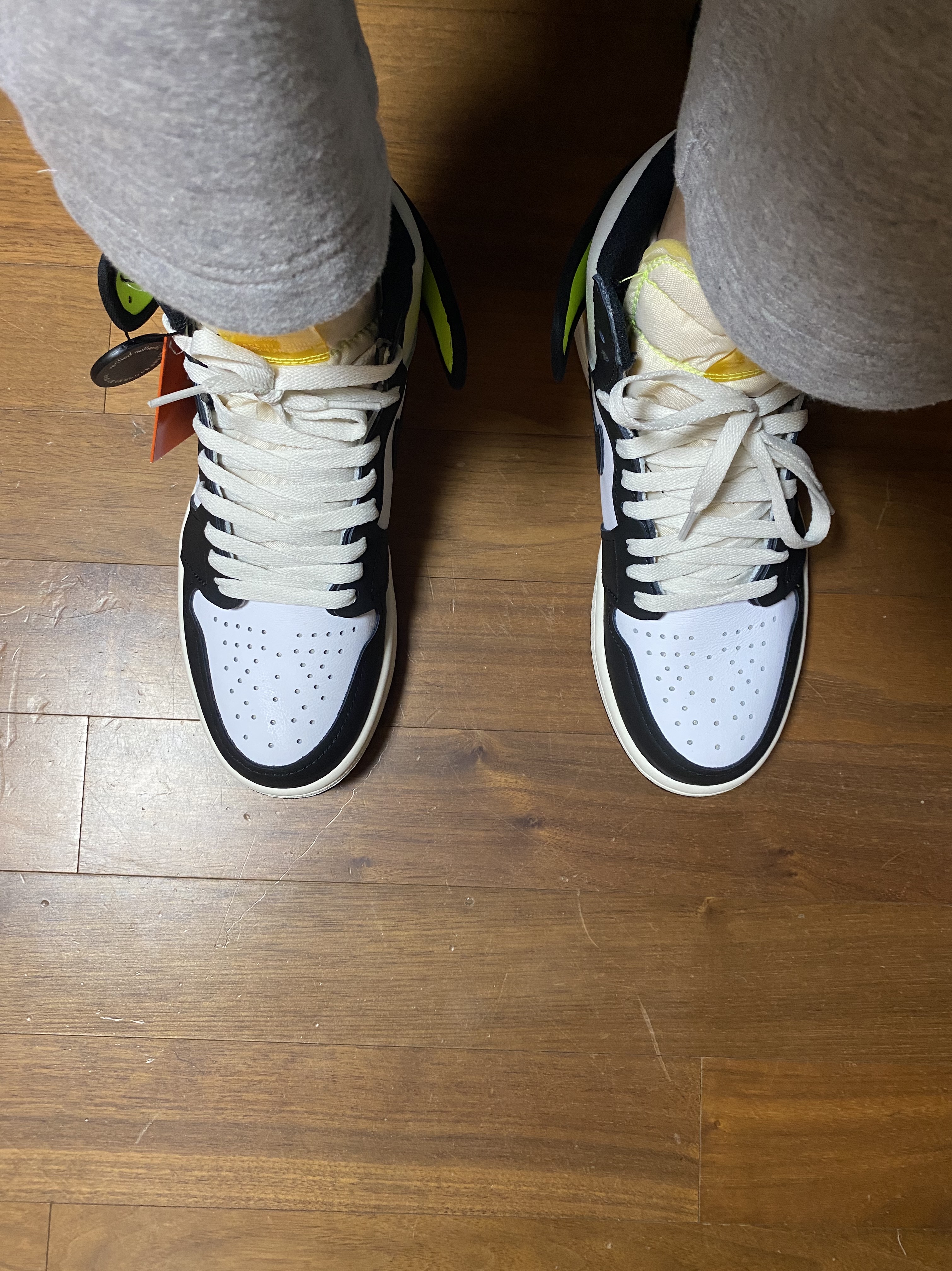 Jordan 1 Retro High OG Volt Gold 착용 스타일 - 5