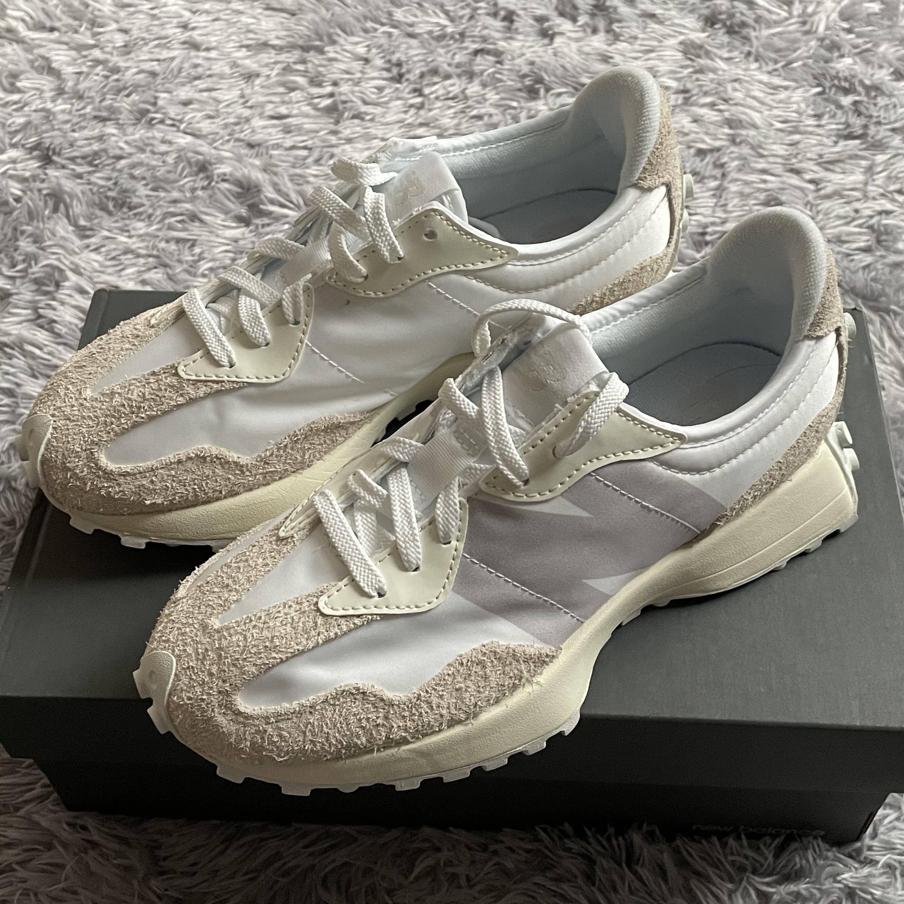 (W) New Balance 327 White Moonbeam 착용 스타일 - 2