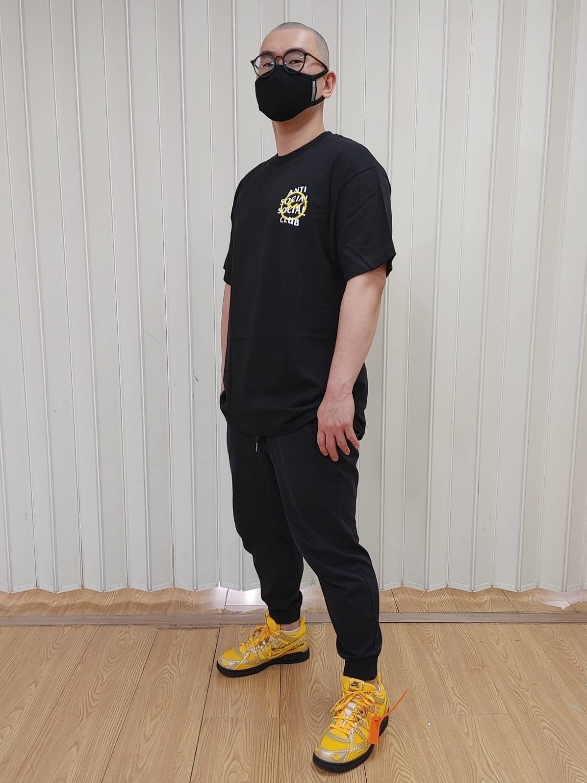 Anti Social Social Club x Fragment Bolt T-Shirt Yellow, Nike x Off-White Air Rubber Dunk University Gold 착용 스타일 - 1