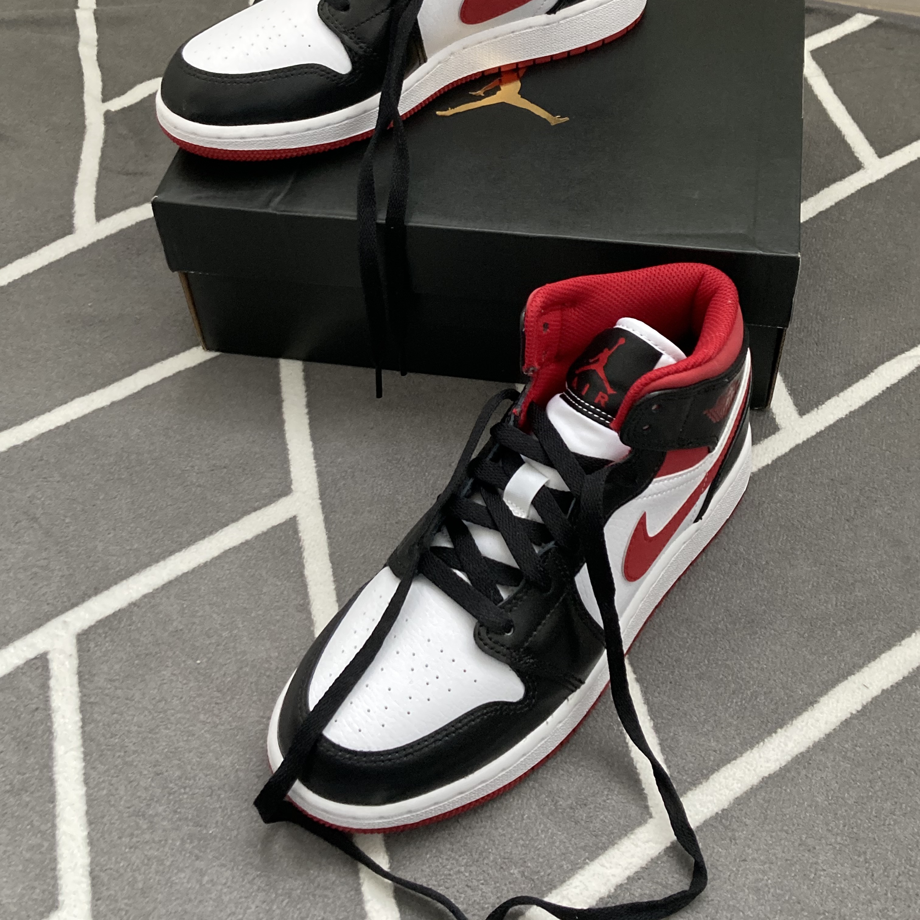 (GS) Jordan 1 Mid Gym Red Black White 착용 스타일 - 2