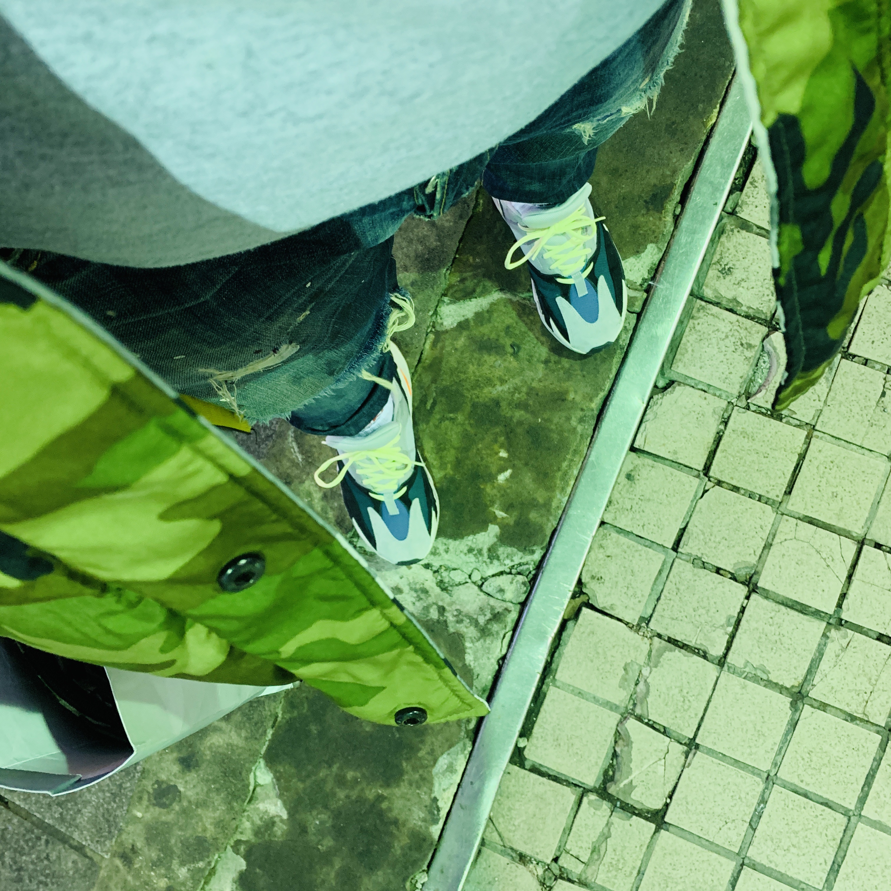 Adidas Yeezy Boost 700 Wave Runner Solid Grey 2017/2019 착용 스타일