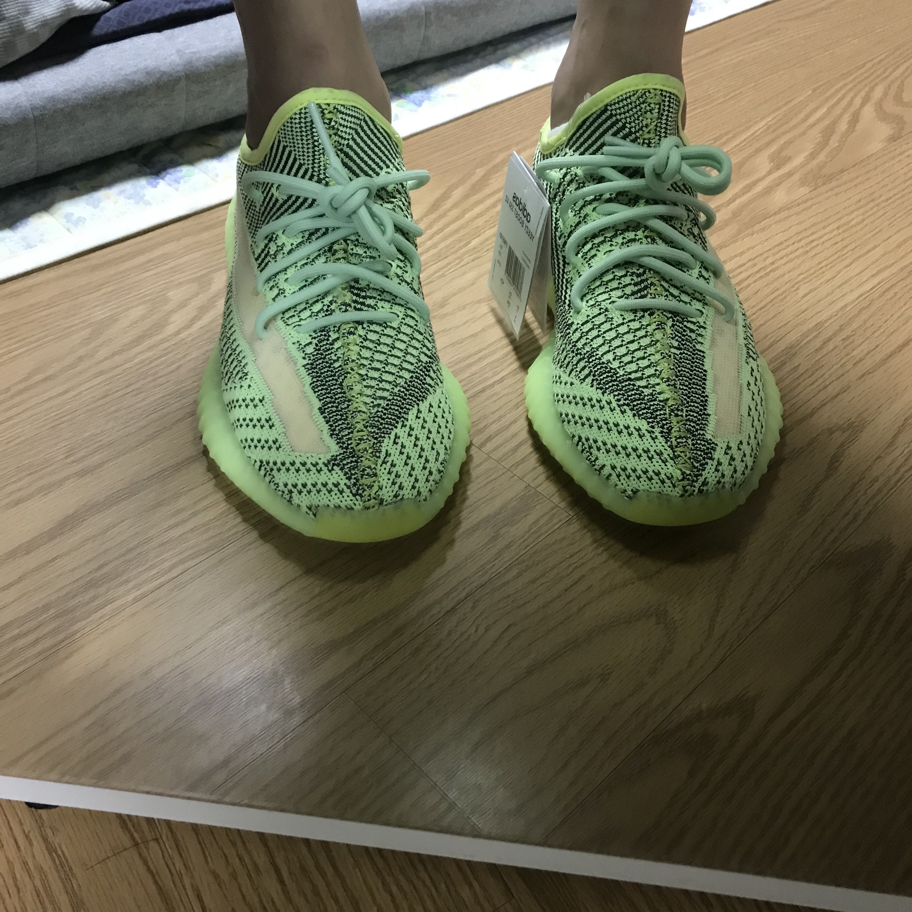 Adidas Yeezy Boost 350 V2 Yeezreel - Non-Reflective 착용 스타일