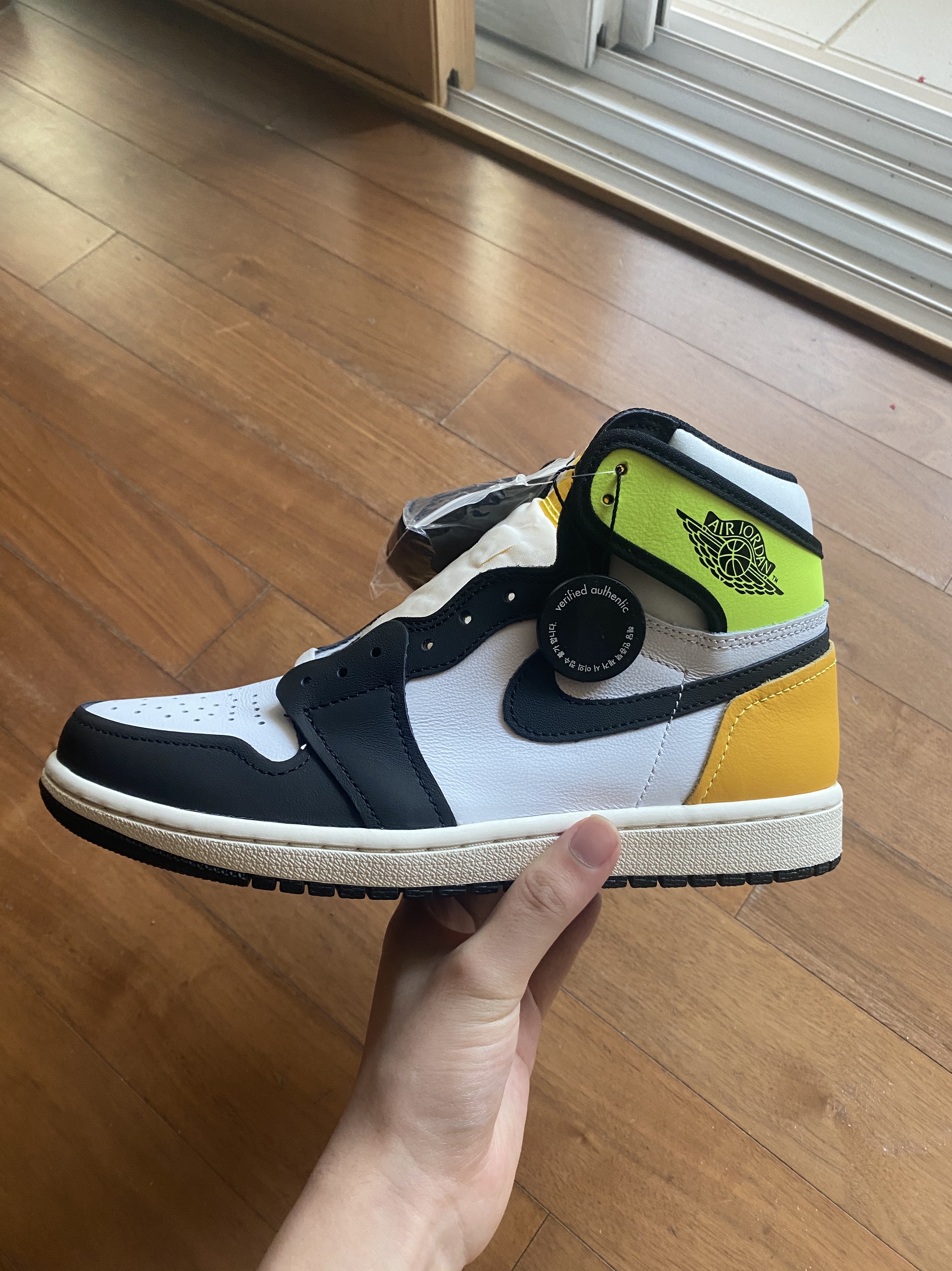 Jordan 1 Retro High OG Volt Gold 착용 스타일 - 1