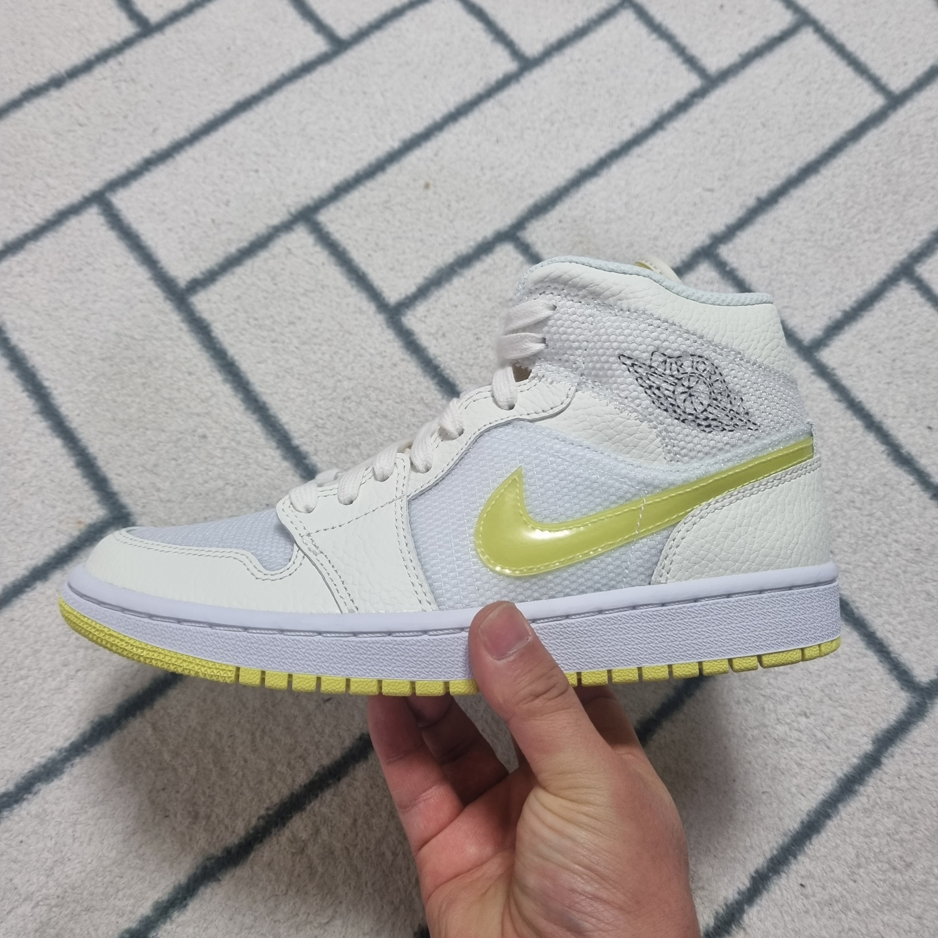 (W) Jordan 1 Mid SE Voltage Yellow 착용 스타일 - 2