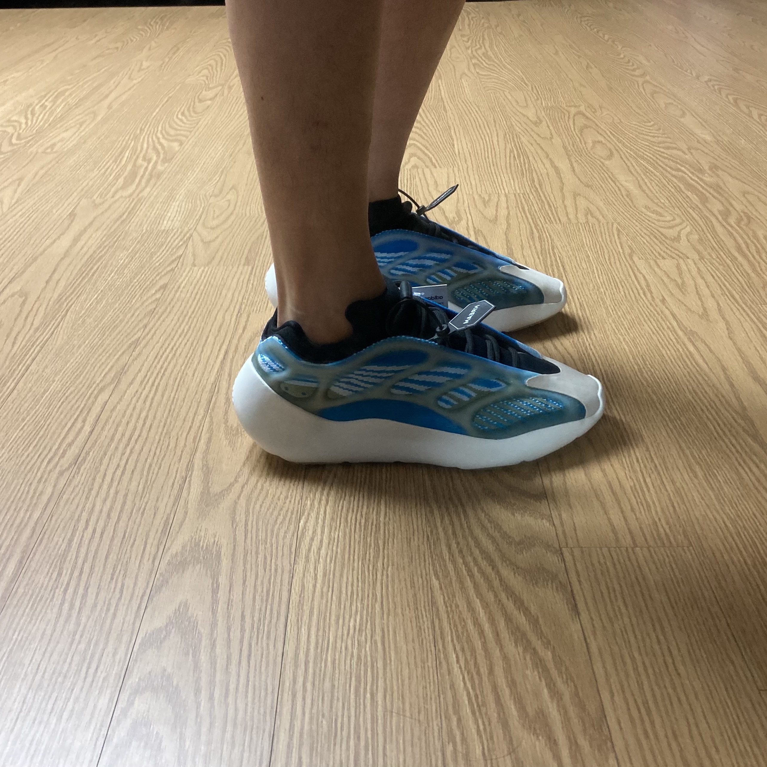 Adidas Yeezy 700 V3 Arzareth 착용 스타일