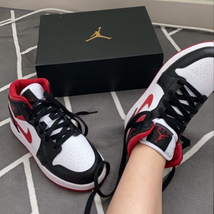 (GS) Jordan 1 Mid Gym Red Black White 착용 스타일 - 1