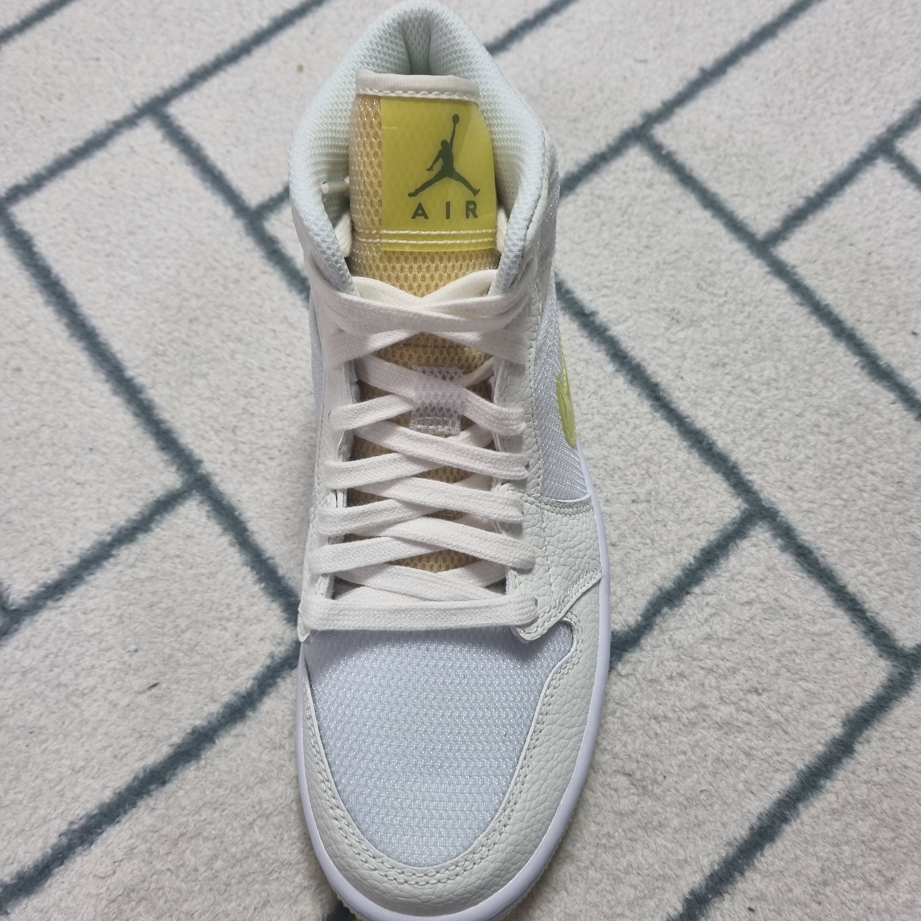 (W) Jordan 1 Mid SE Voltage Yellow 착용 스타일 - 1