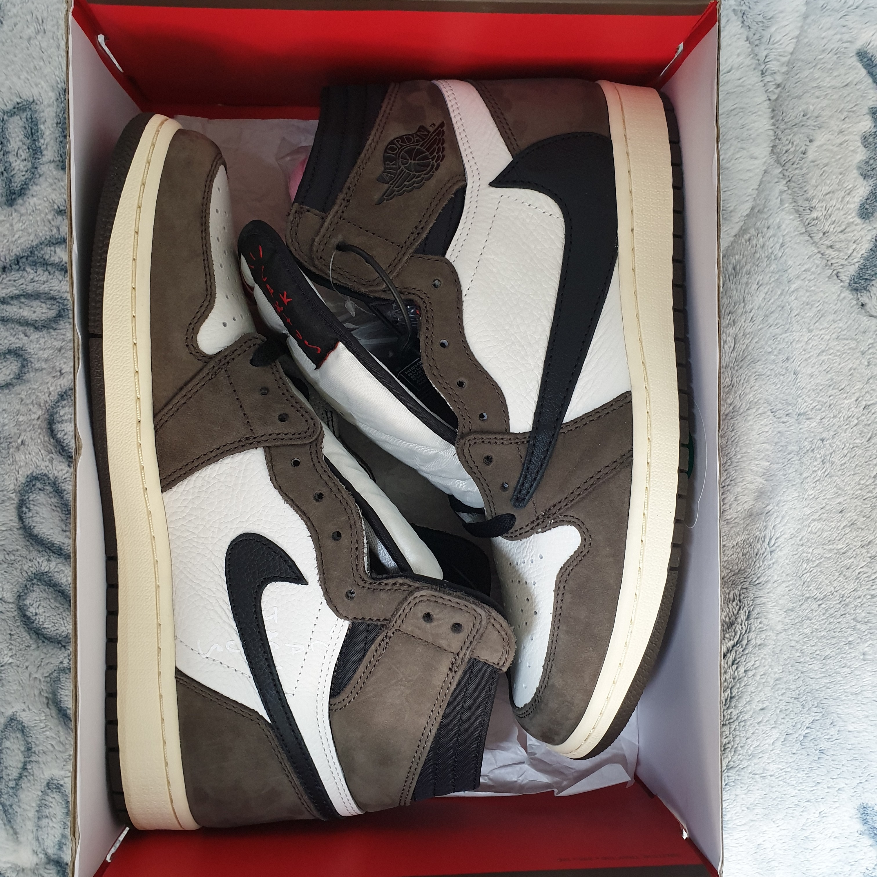 Jordan 1 x Travis Scott Retro High OG SP Mocha 착용 스타일 - 2