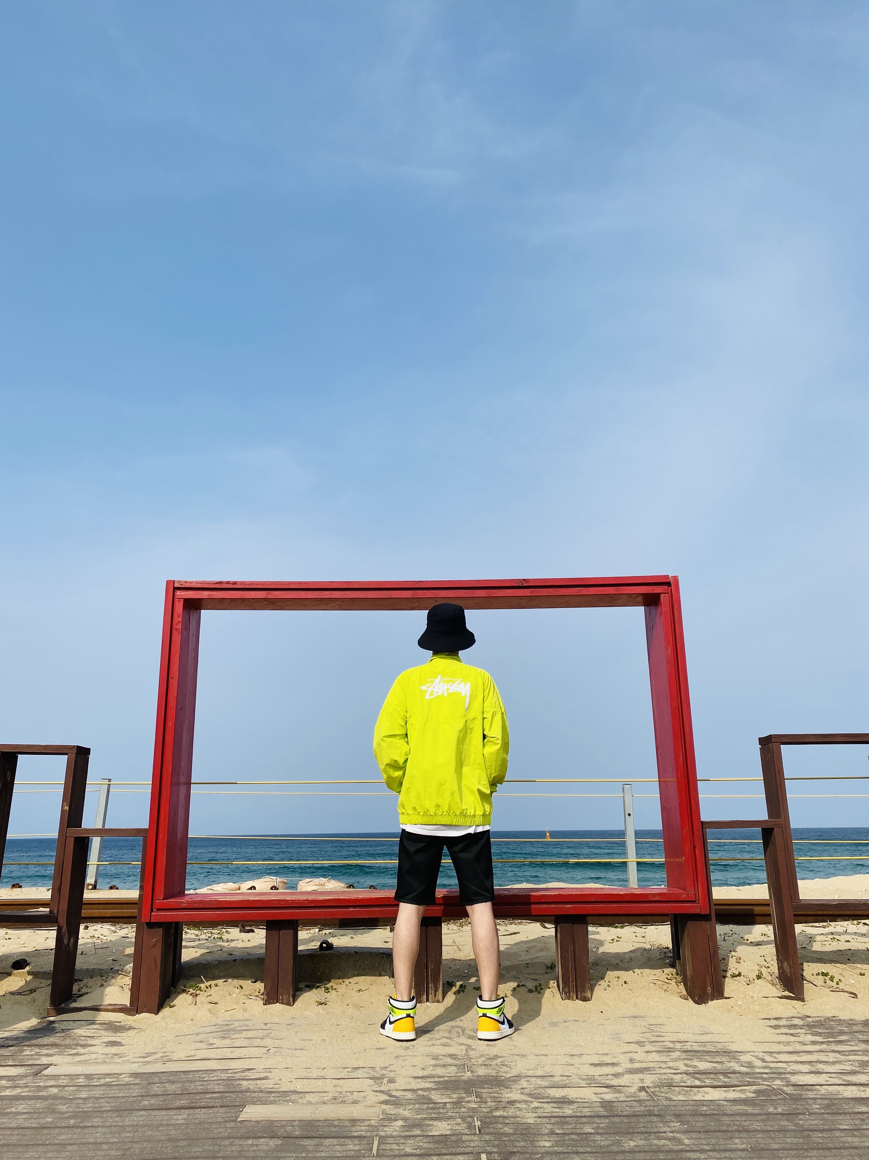 Jordan 1 Retro High OG Volt Gold, Nike x Stussy Windrunner Jacket Bright Cactus 착용 스타일