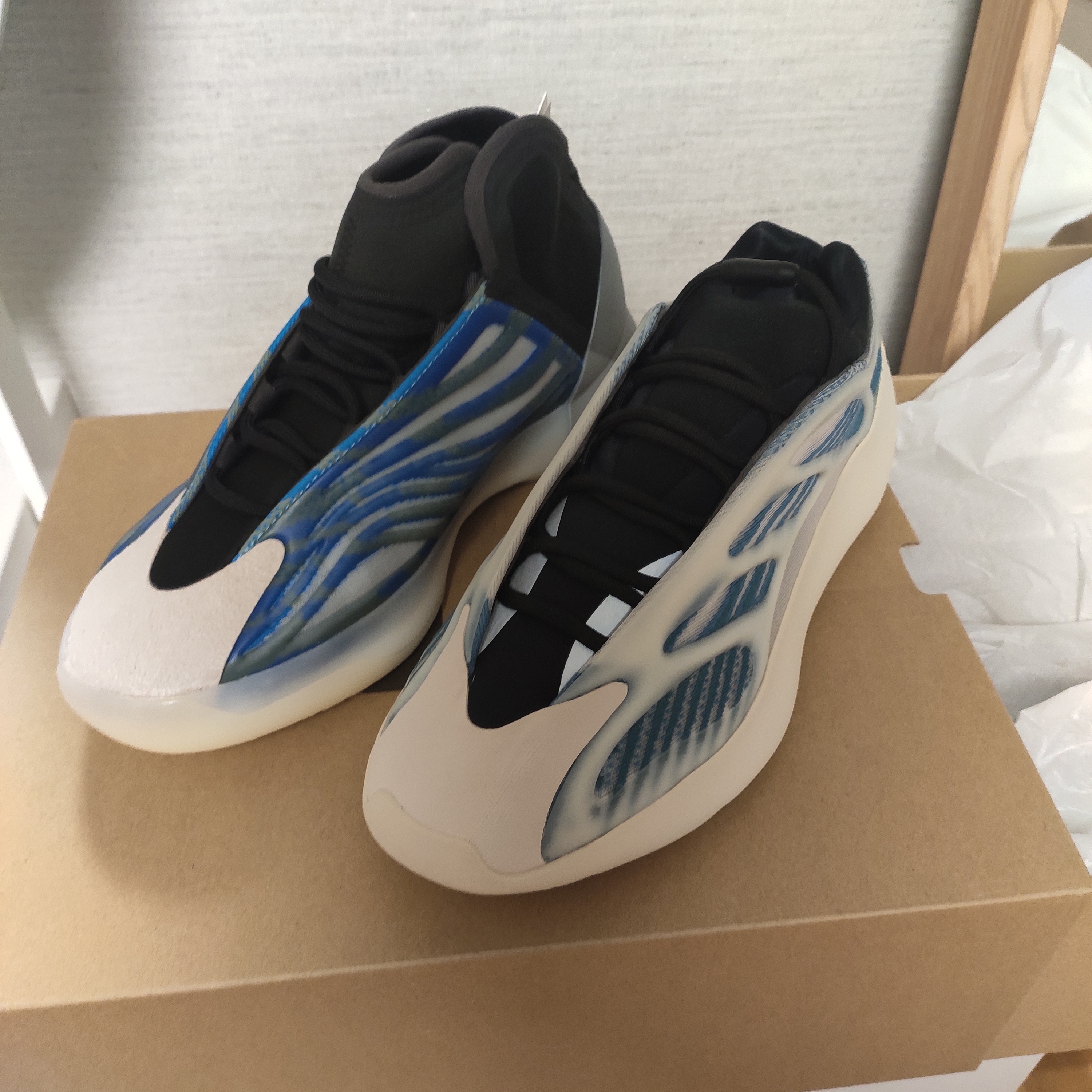 Adidas Yeezy 700 V3 Kyanite, Adidas Yeezy QNTM Frozen Blue 착용 스타일 - 3