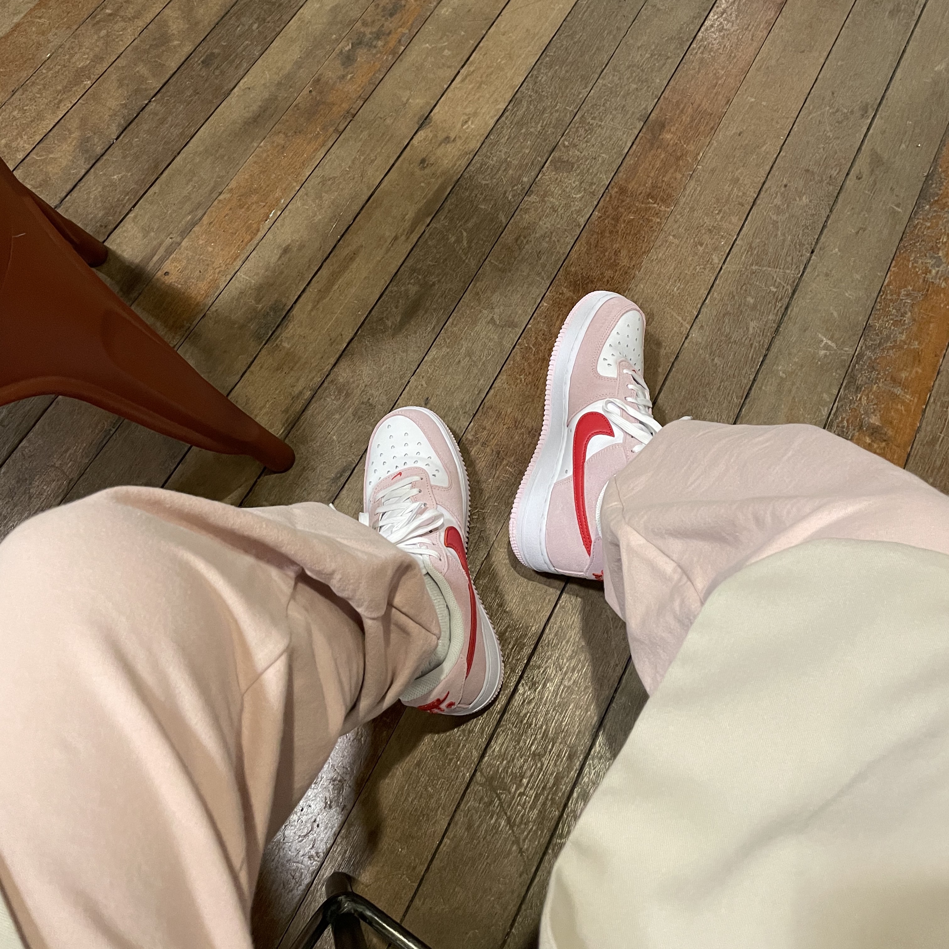 Nike Air Force 1 '07 QS Valentine's Day 착용 스타일 - 4