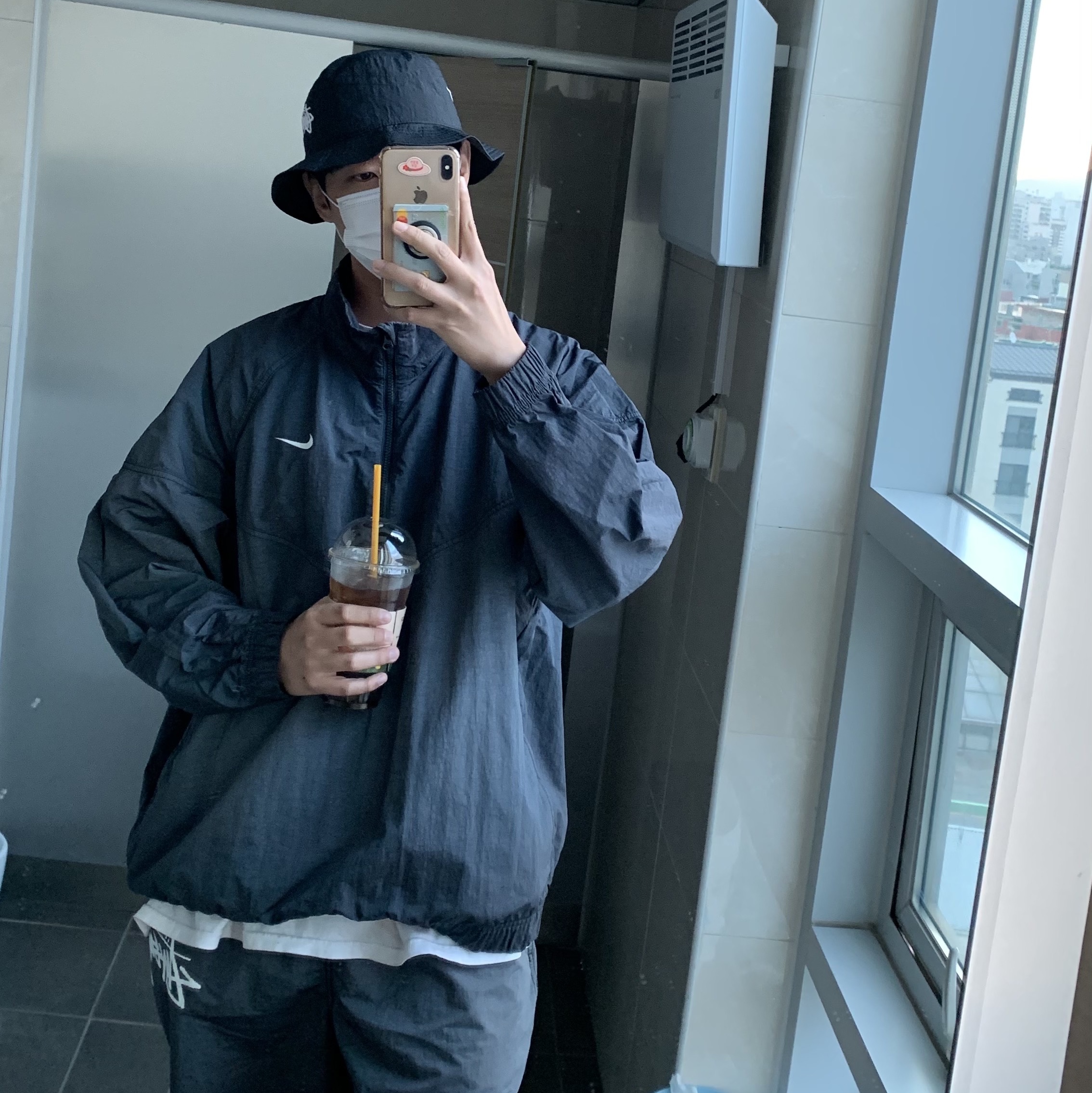Nike x Stussy Windrunner Jacket Off Noir, Nike x Stussy Bucket Hat Black 착용 스타일