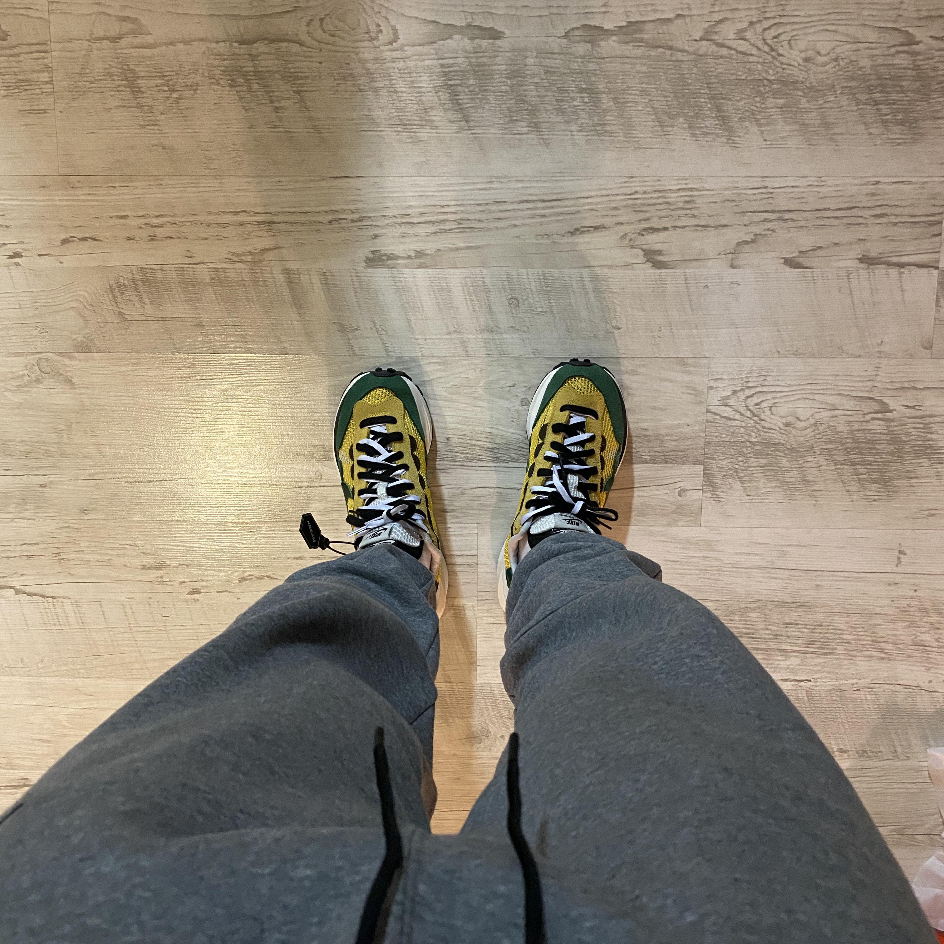 Nike x Sacai VaporWaffle Tour Yellow & Gorge Green Sail 착용 스타일 - 2