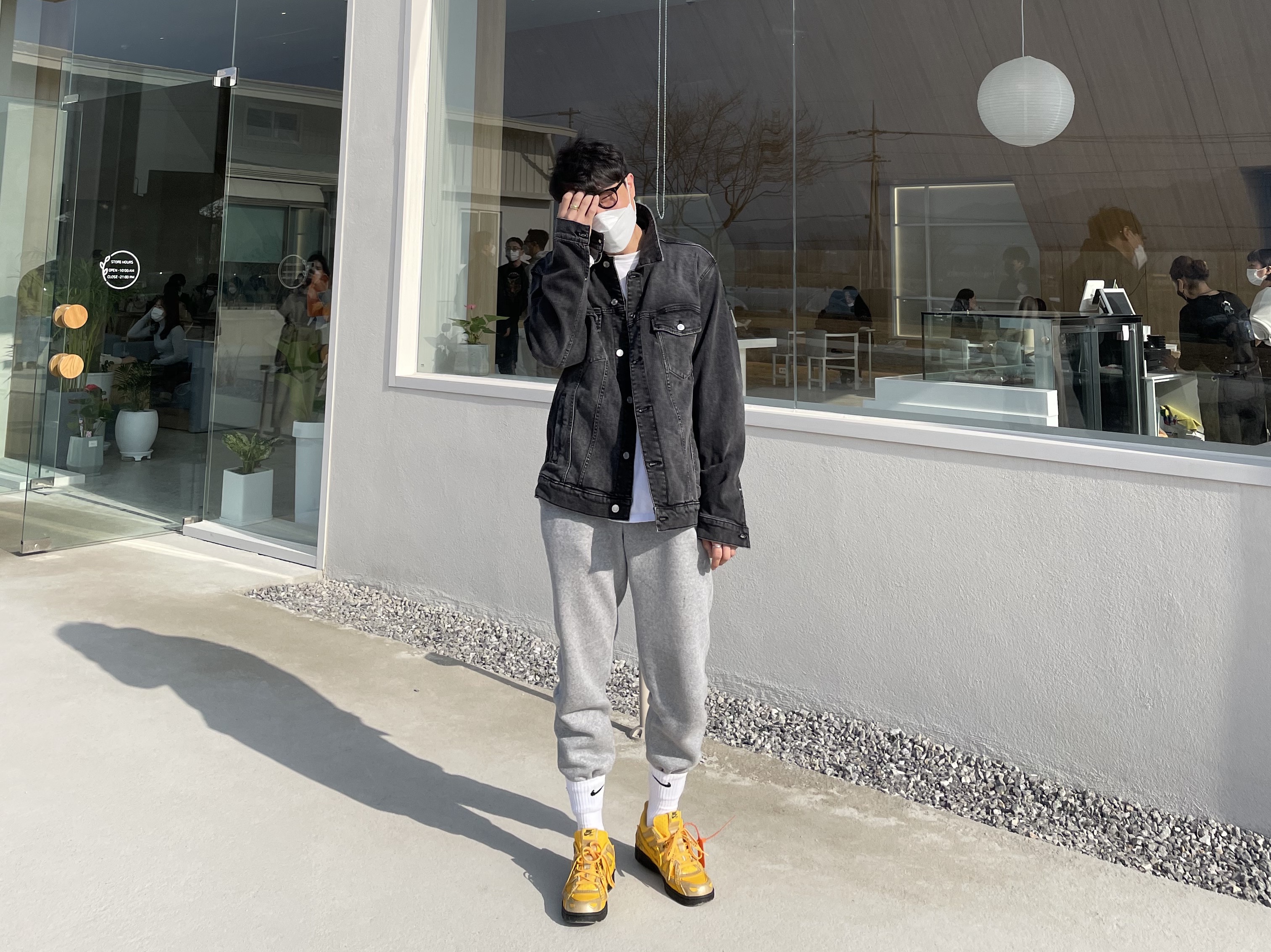 Nike x Off-White Air Rubber Dunk University Gold 착용 스타일