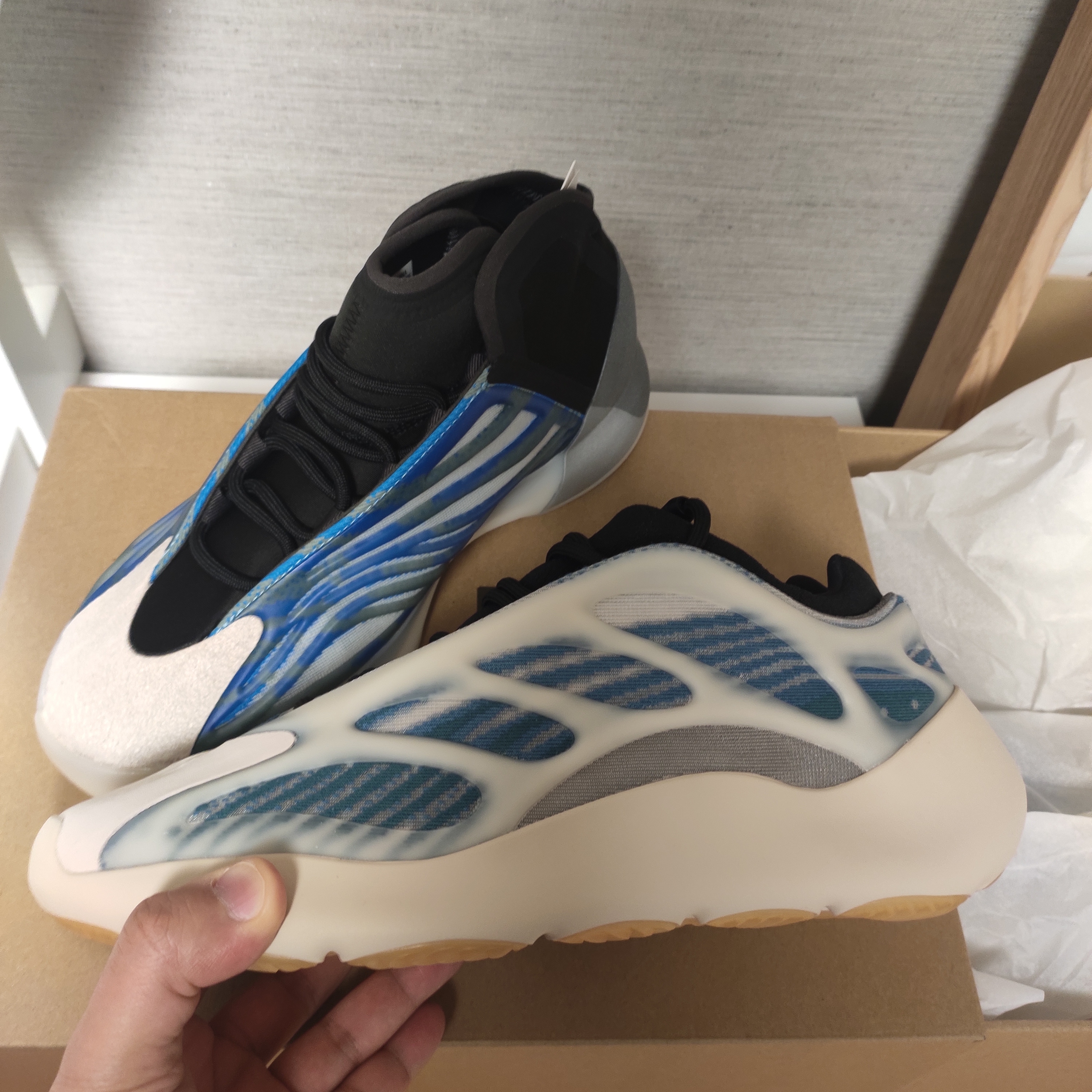 Adidas Yeezy 700 V3 Kyanite, Adidas Yeezy QNTM Frozen Blue 착용 스타일 - 1