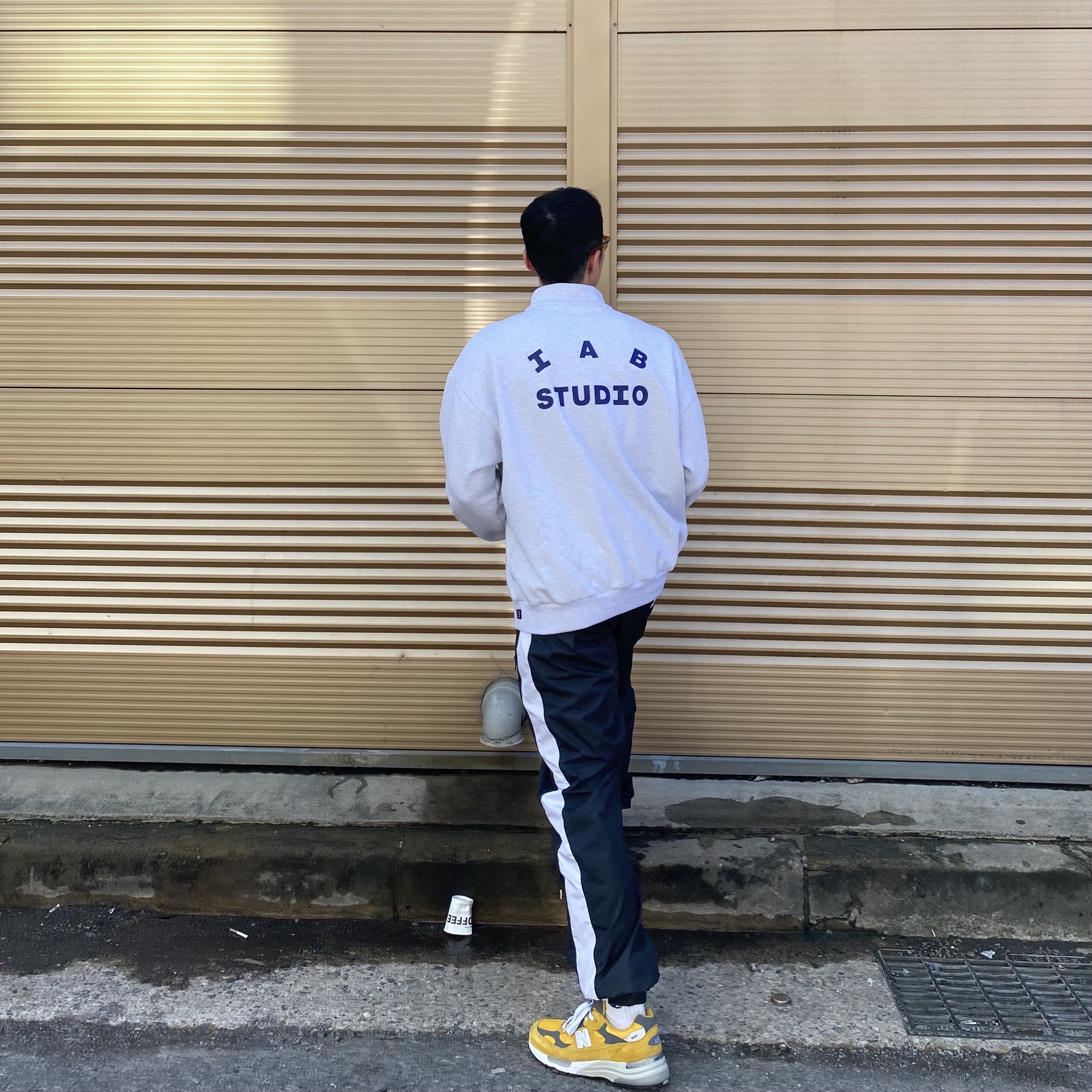 New Balance 992 Made in USA Gold Cream, IAB Studio Half Zip Pullover Light Gray 착용 스타일