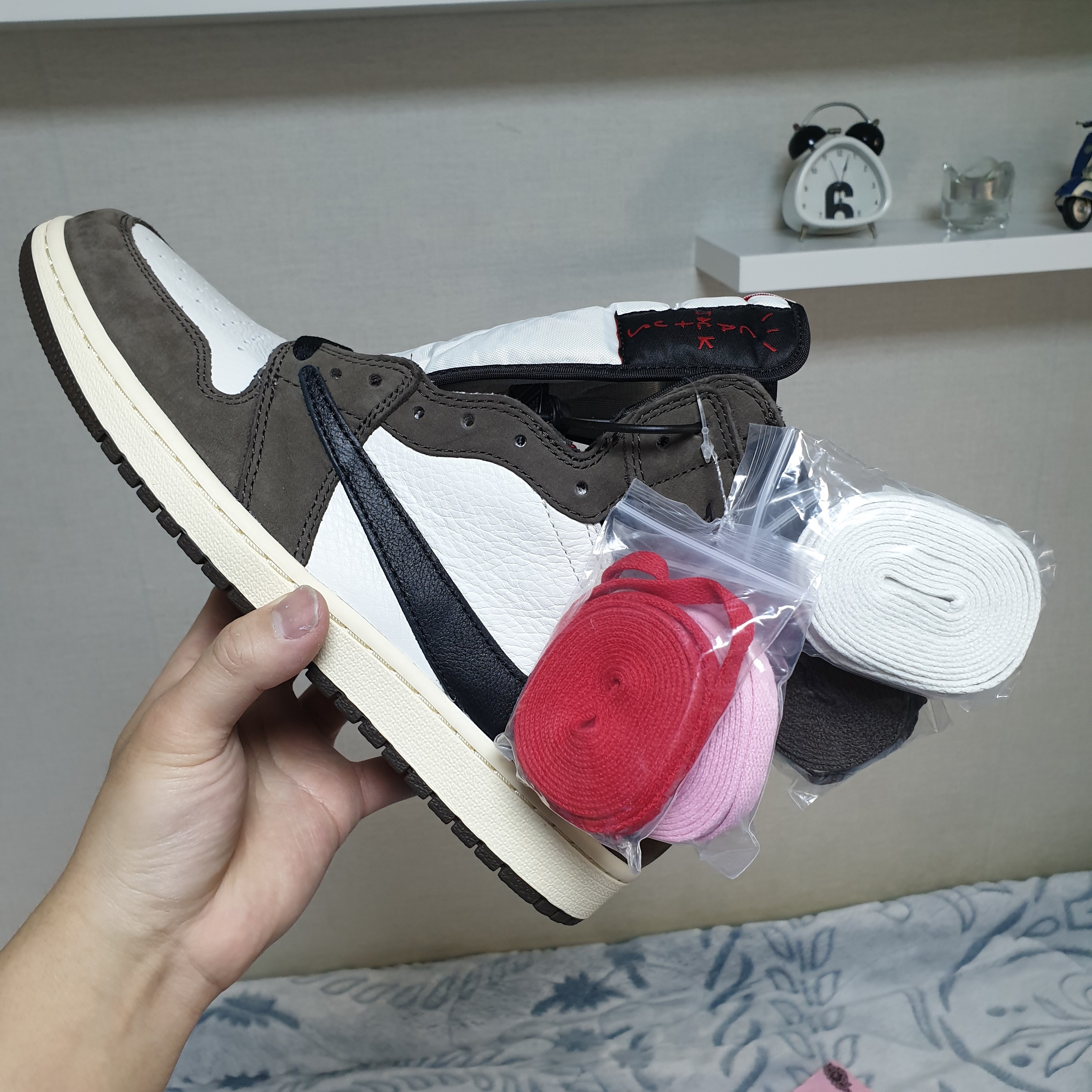 Jordan 1 x Travis Scott Retro High OG SP Mocha 착용 스타일 - 3