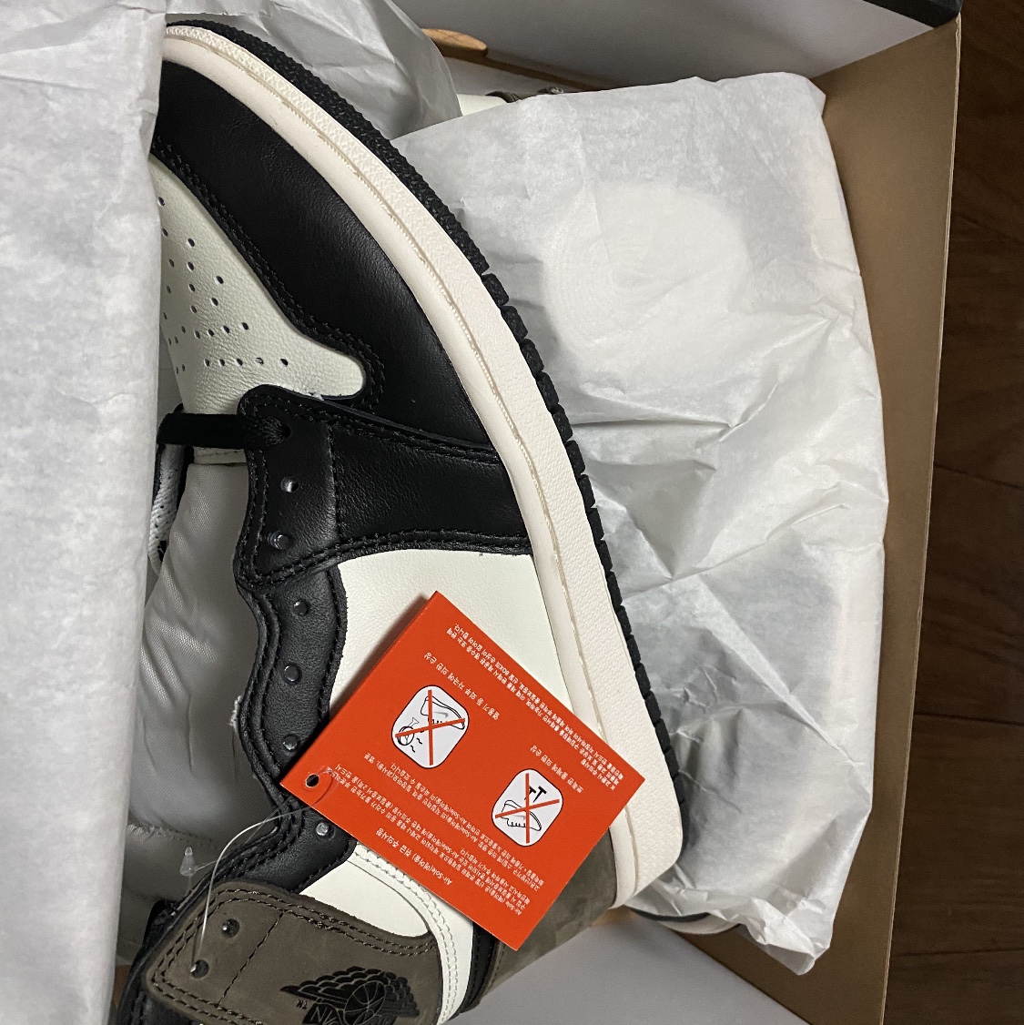 Jordan 1 Retro High OG Black Mocha, Nike x Kasina Dunk Low 80's Bus 착용 스타일 - 1
