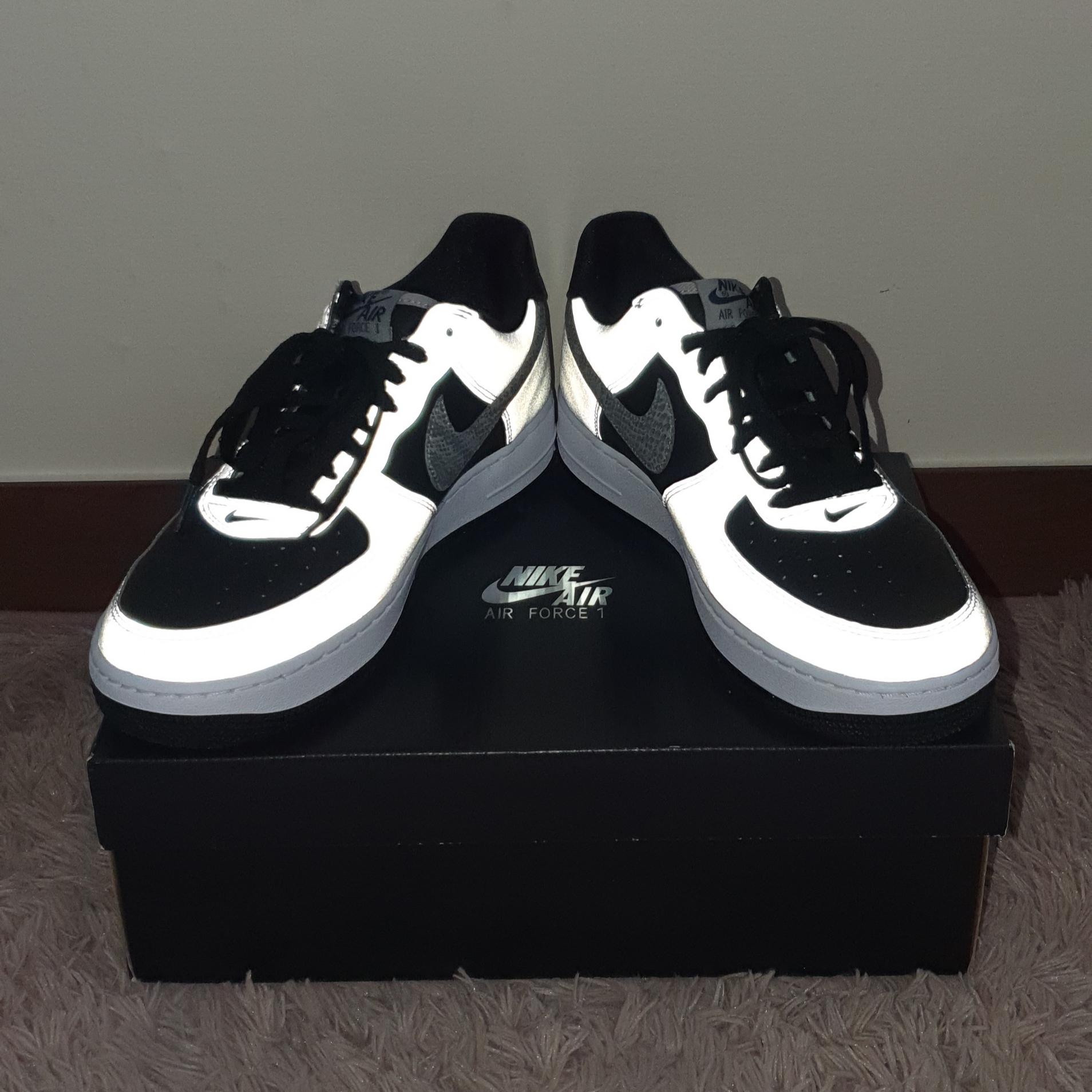Nike Air Force 1 B Silver Snake 착용 스타일 - 2