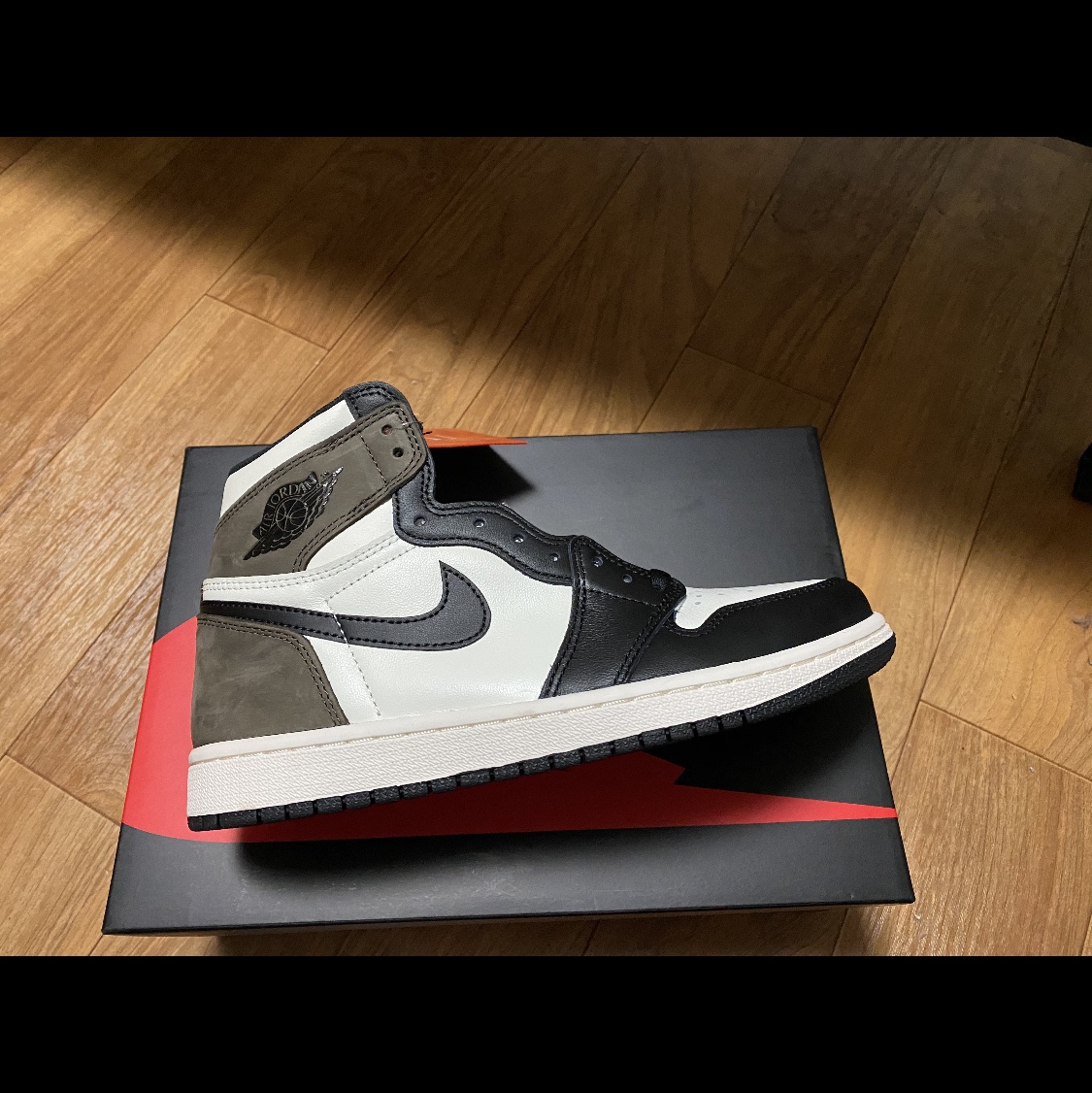 Jordan 1 Retro High OG Black Mocha, Nike x Kasina Dunk Low 80's Bus 착용 스타일 - 2