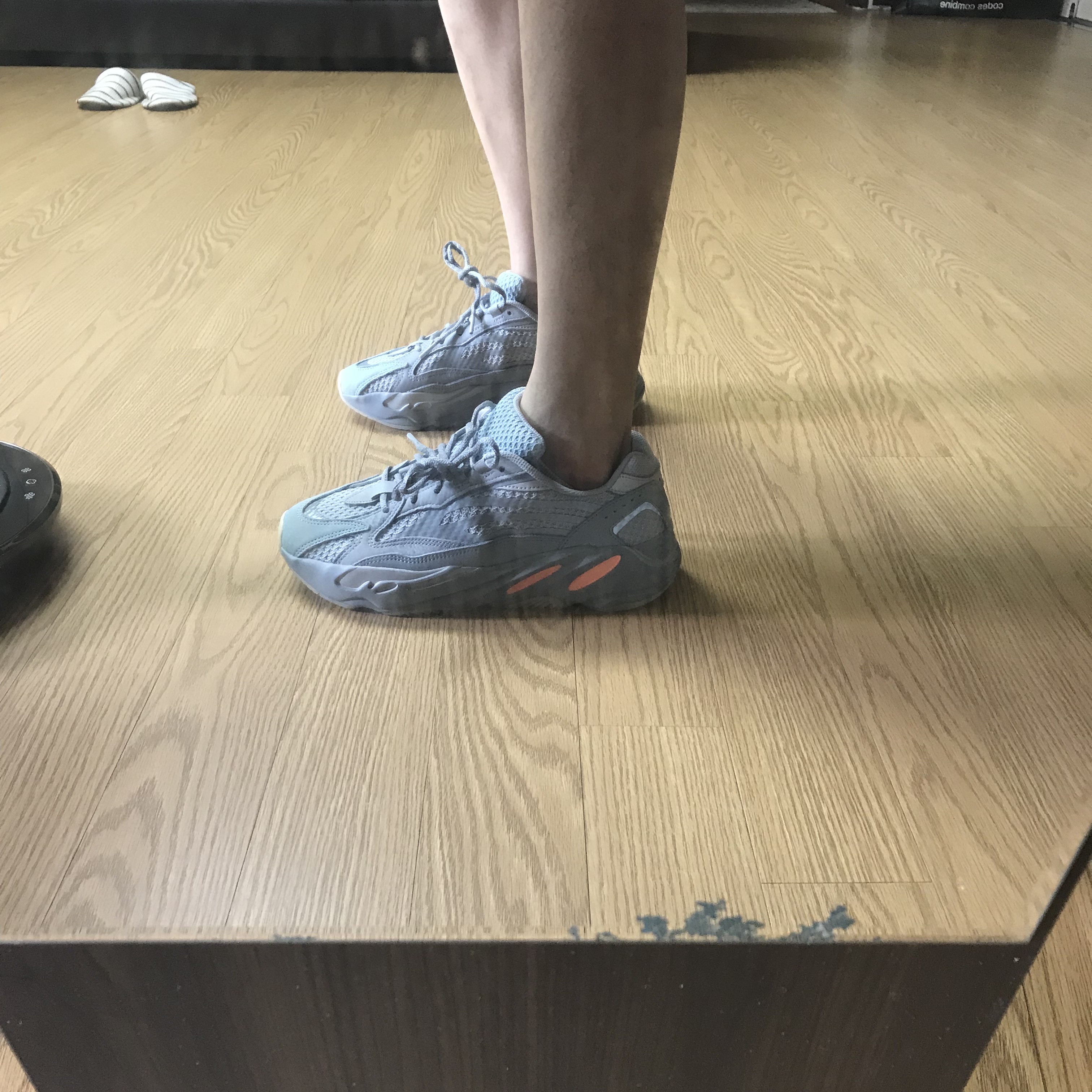 Adidas Yeezy Boost 700 V2 Inertia 착용 스타일