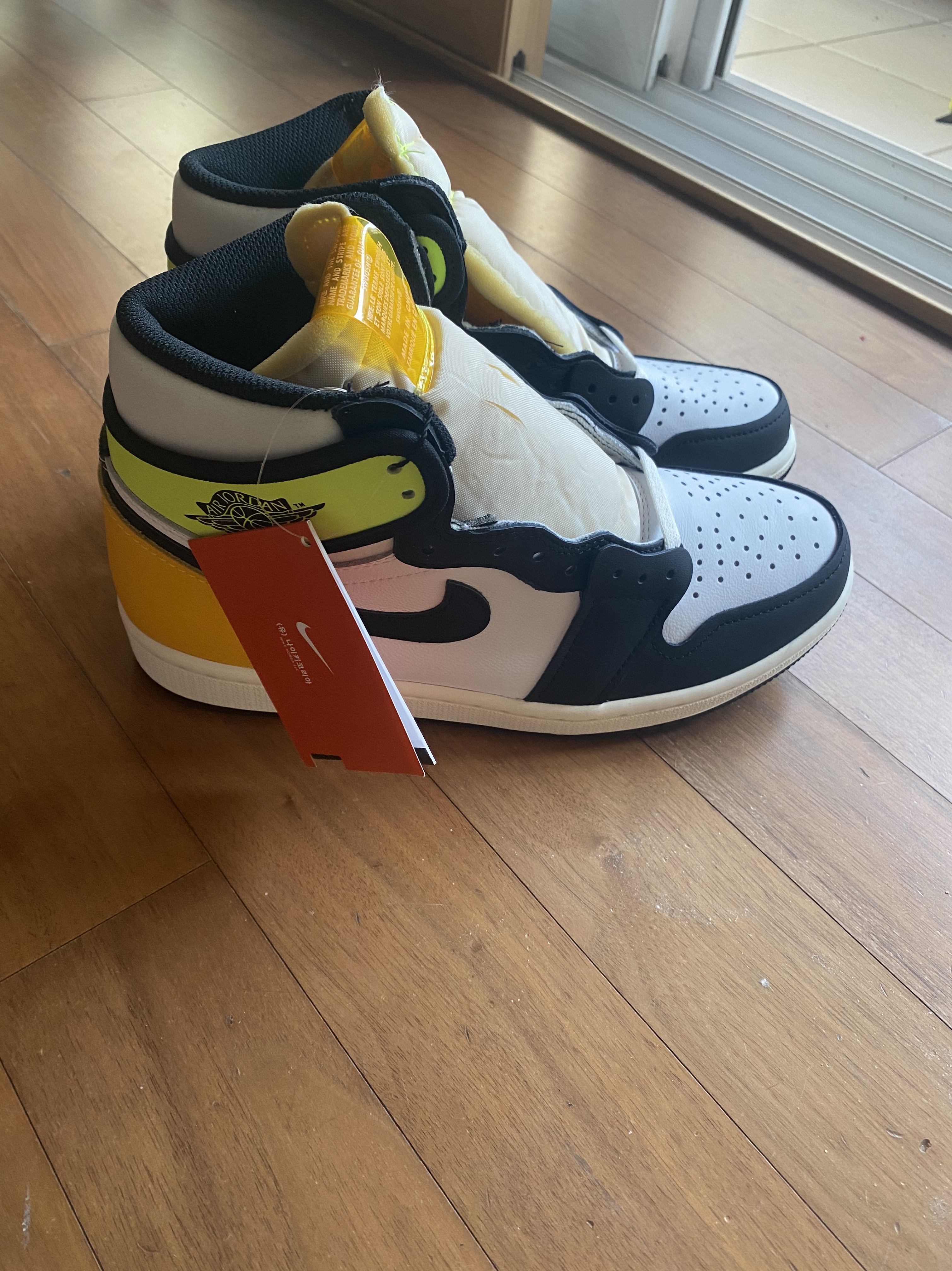 Jordan 1 Retro High OG Volt Gold 착용 스타일 - 3