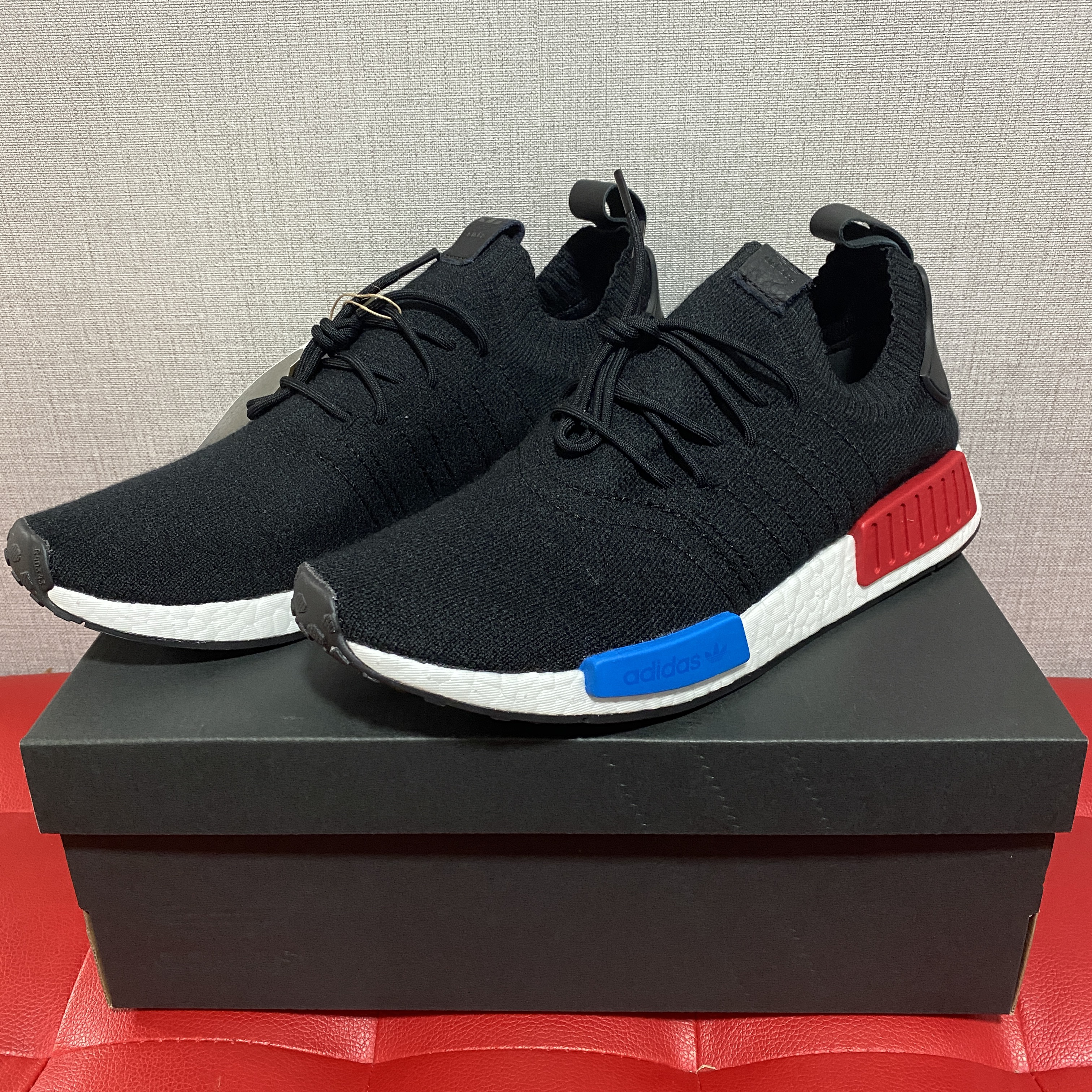 Adidas NMD R1 Primeknit Core Black 착용 스타일 - 1