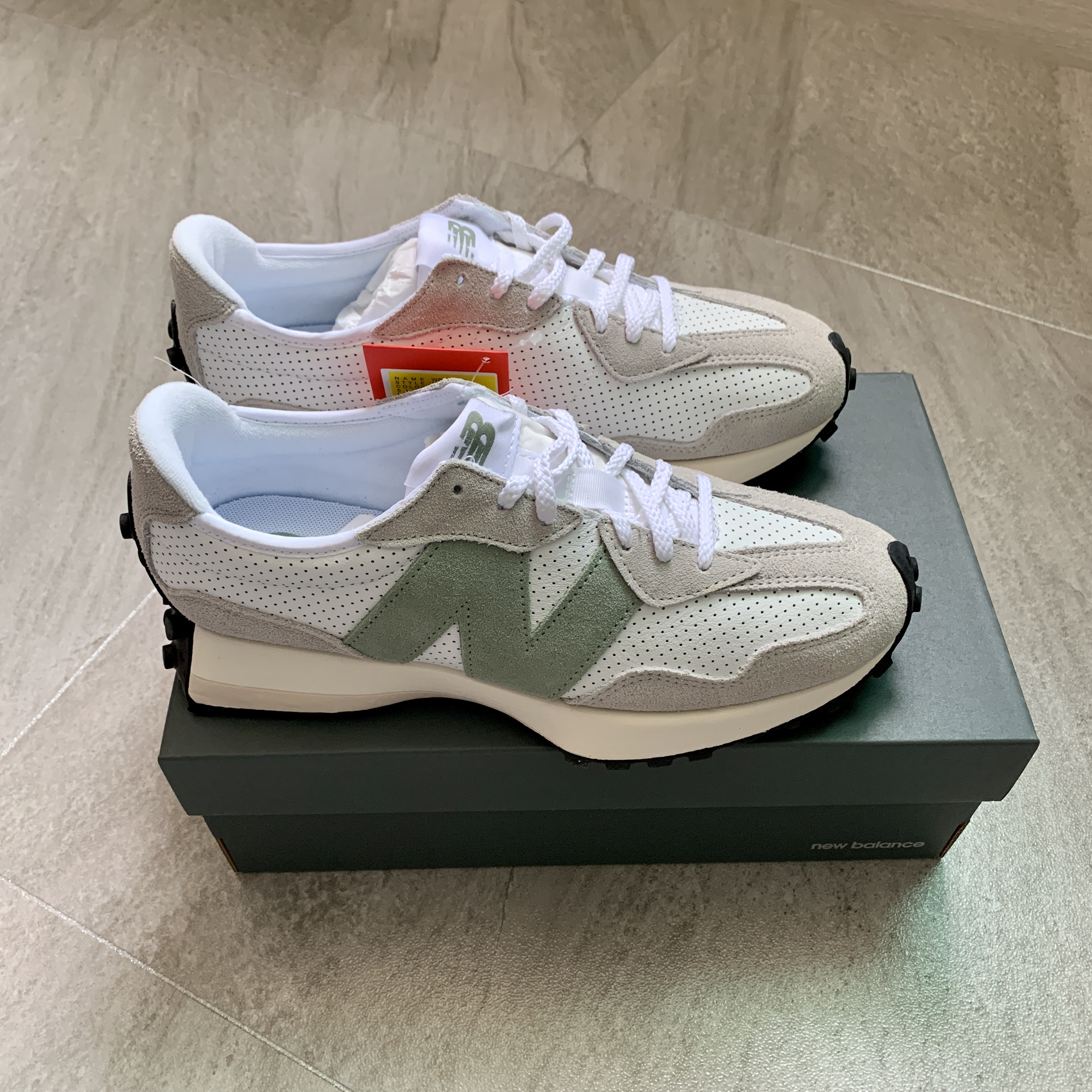 (W) New Balance 327 Grey Green - JD Sports Exclusive 착용 스타일 - 2