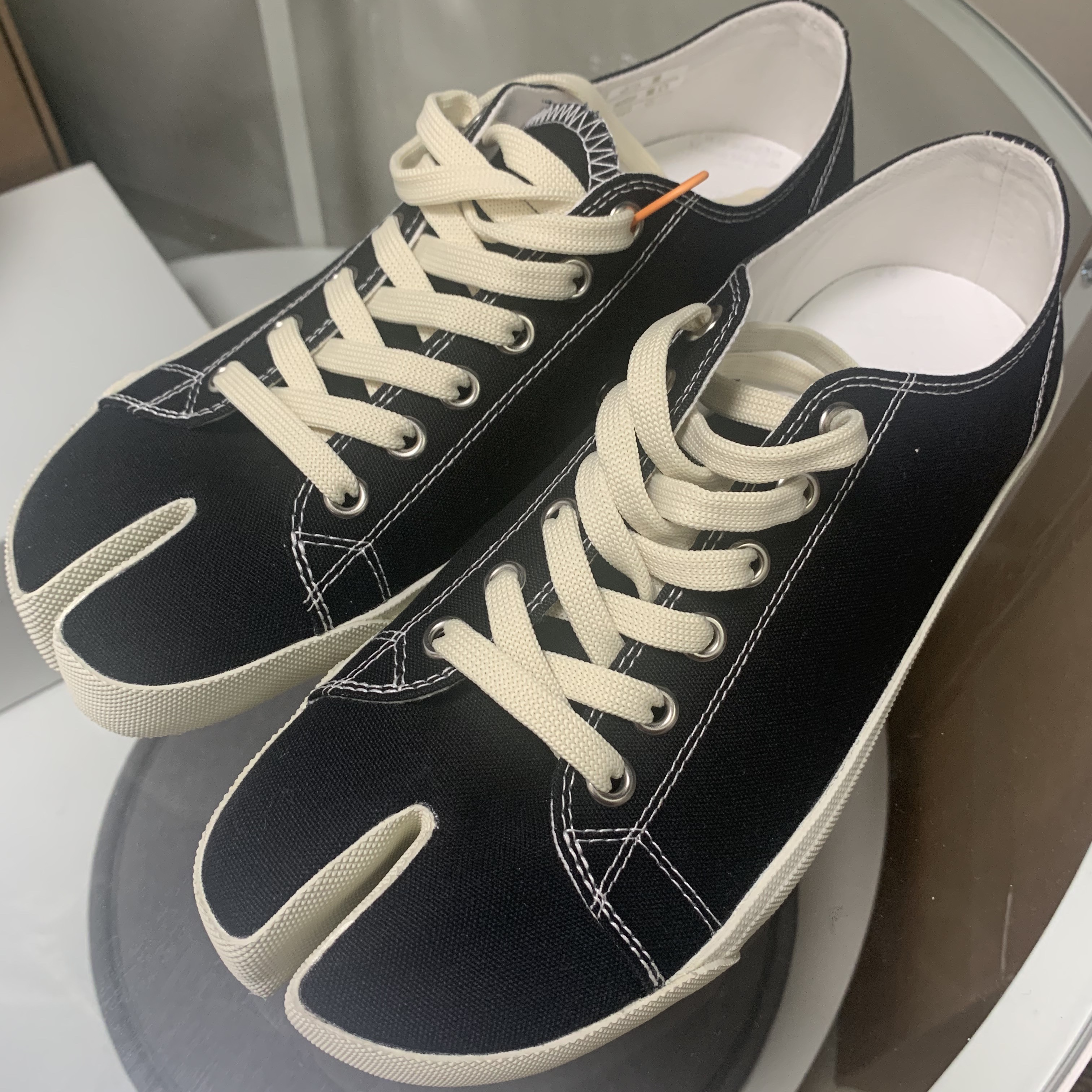 Maison Margiela Tabi Low Black 착용 스타일