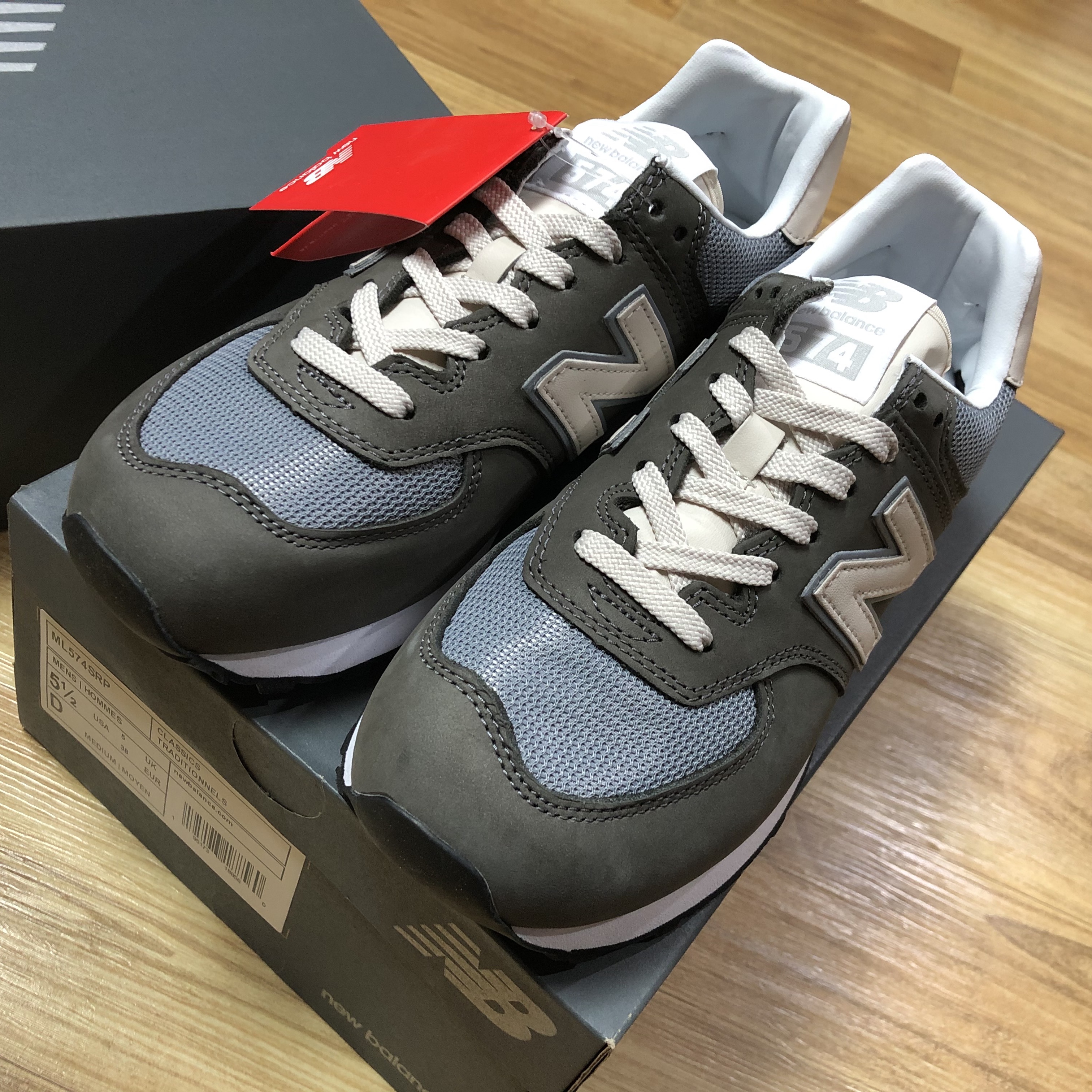 New Balance 574 Classic Grey 착용 스타일