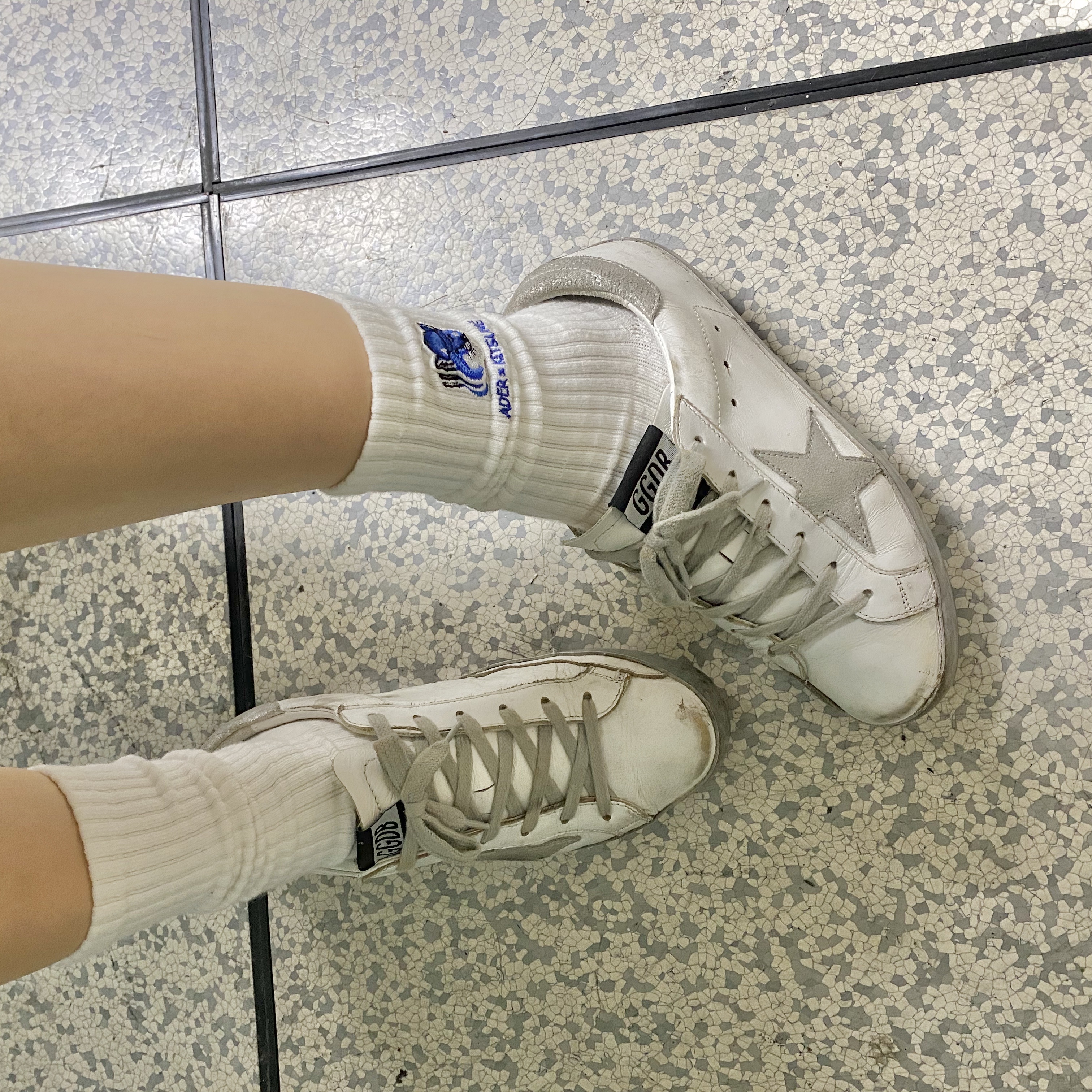 (W) Golden Goose Superstar White Silver Heel Tab Sneakers 착용 스타일
