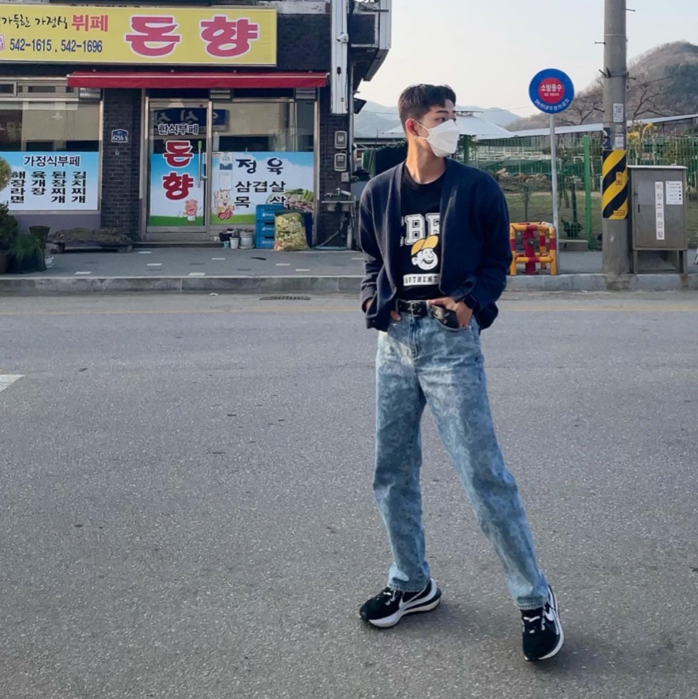 Nike x Sacai VaporWaffle Black White 착용 스타일 - 2