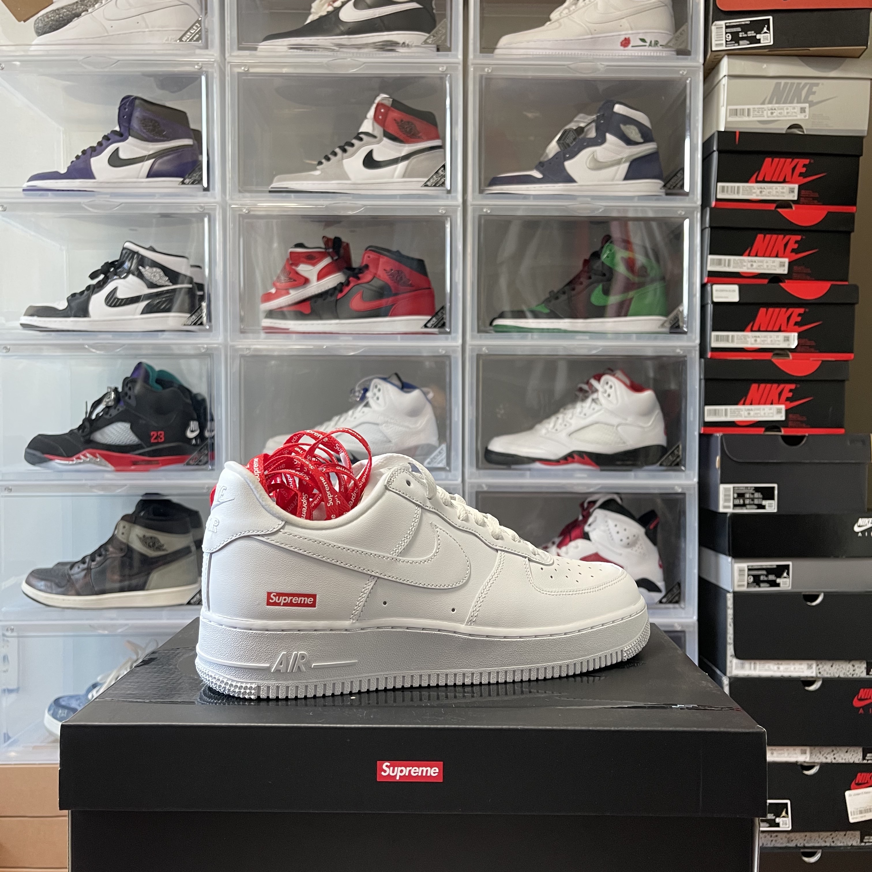 Nike x Supreme Air Force 1 Low White, Jordan 1 Retro High OG CO.JP Midnight Navy 착용 스타일