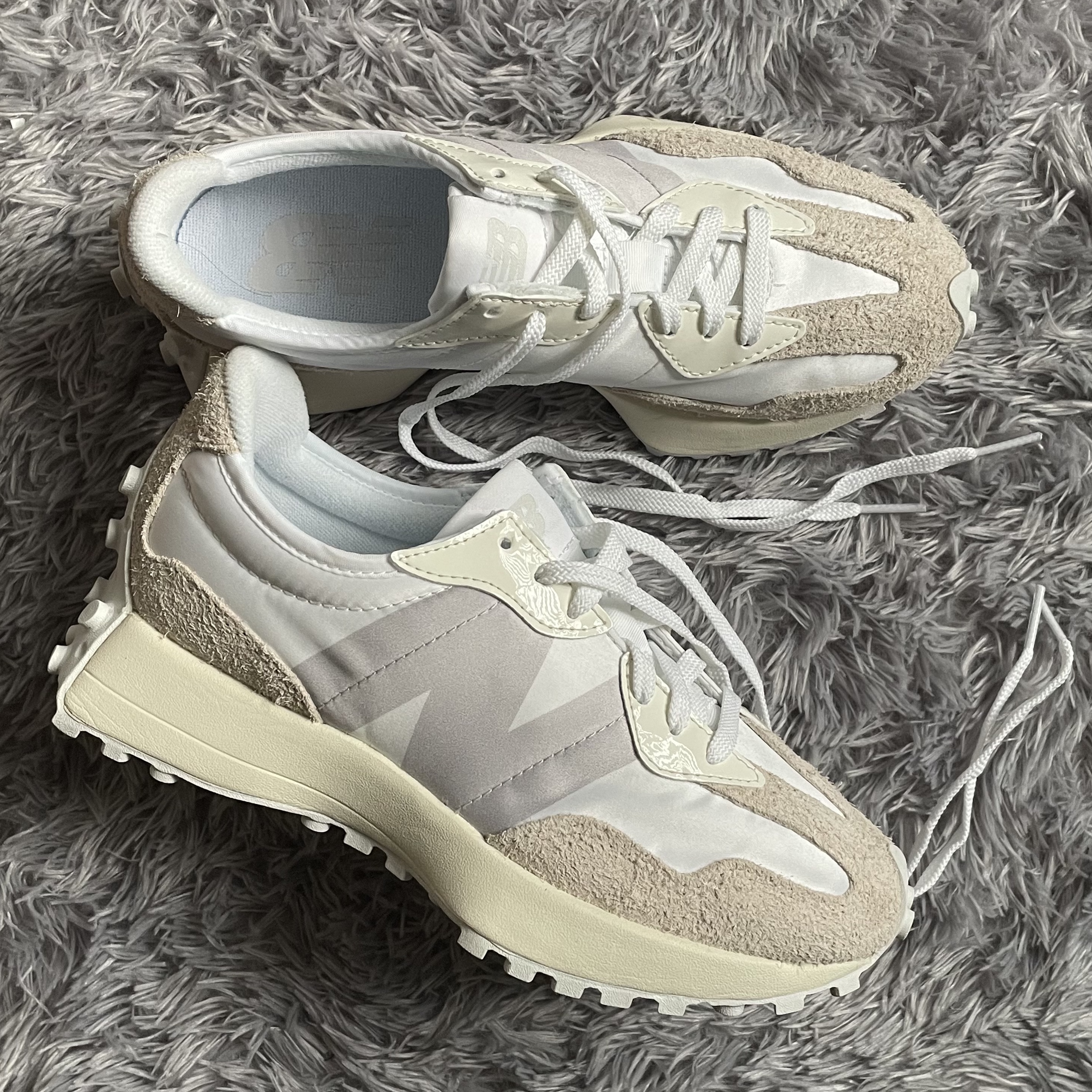 (W) New Balance 327 White Moonbeam 착용 스타일 - 1