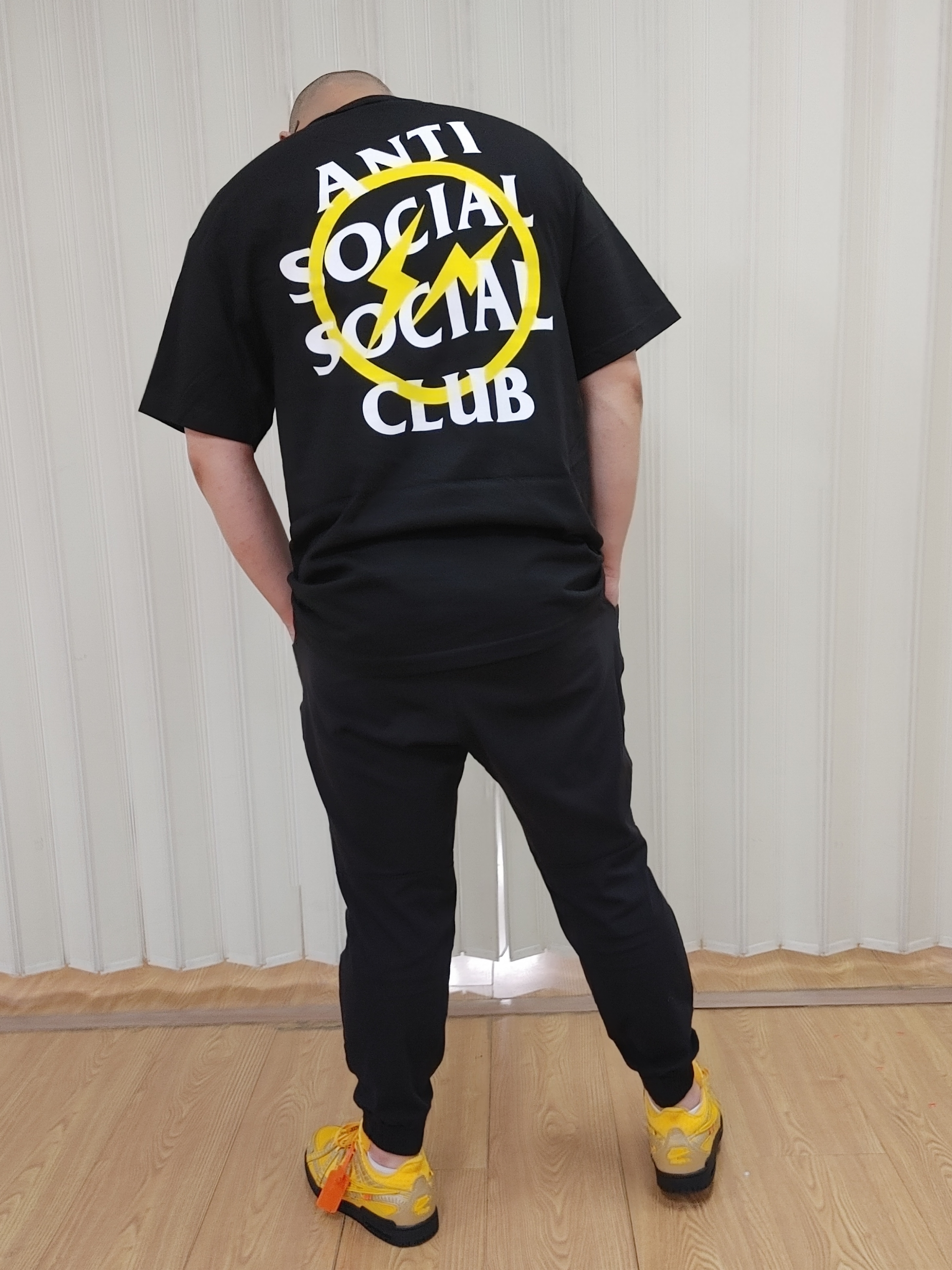 Anti Social Social Club x Fragment Bolt T-Shirt Yellow, Nike x Off-White Air Rubber Dunk University Gold 착용 스타일 - 3