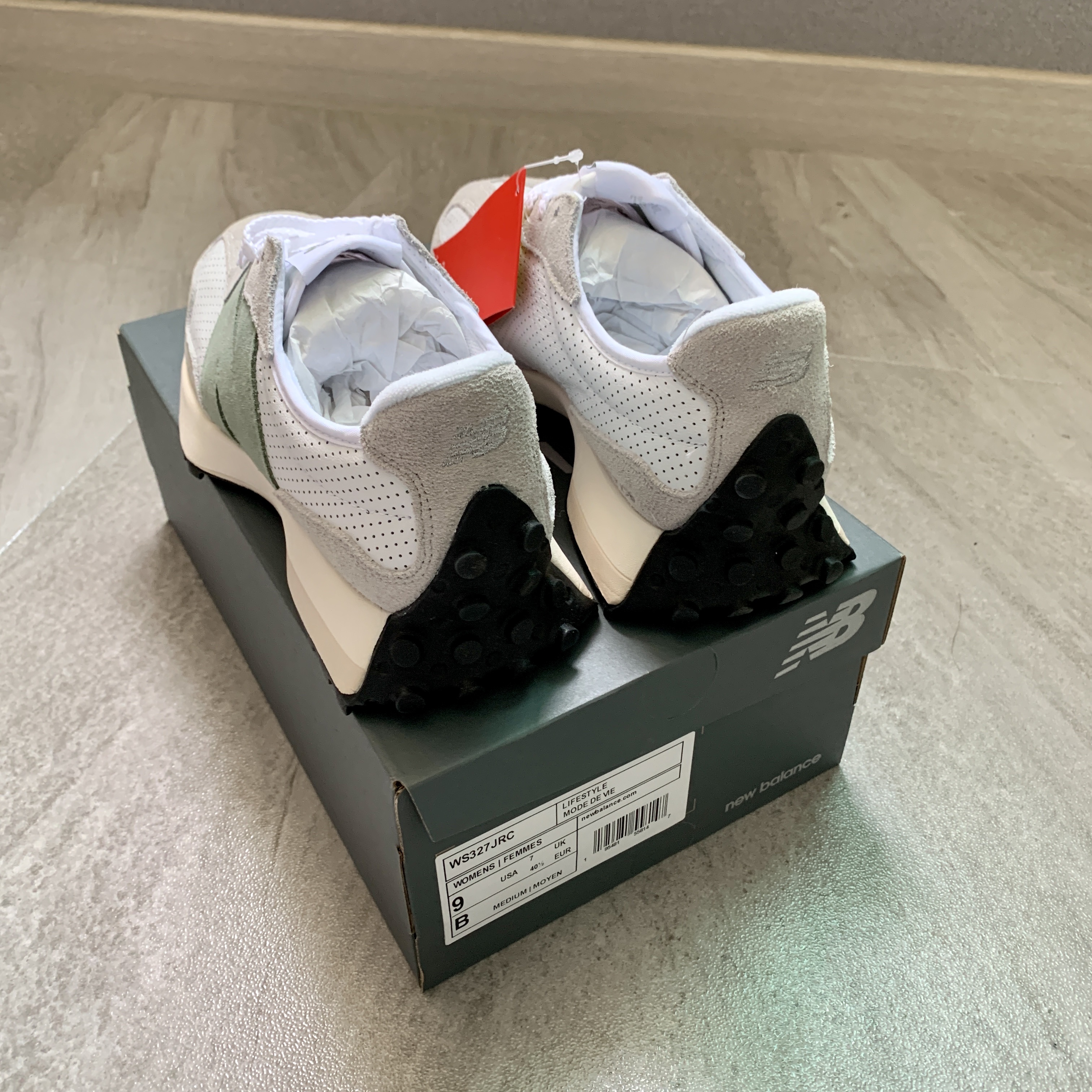 (W) New Balance 327 Grey Green - JD Sports Exclusive 착용 스타일 - 3