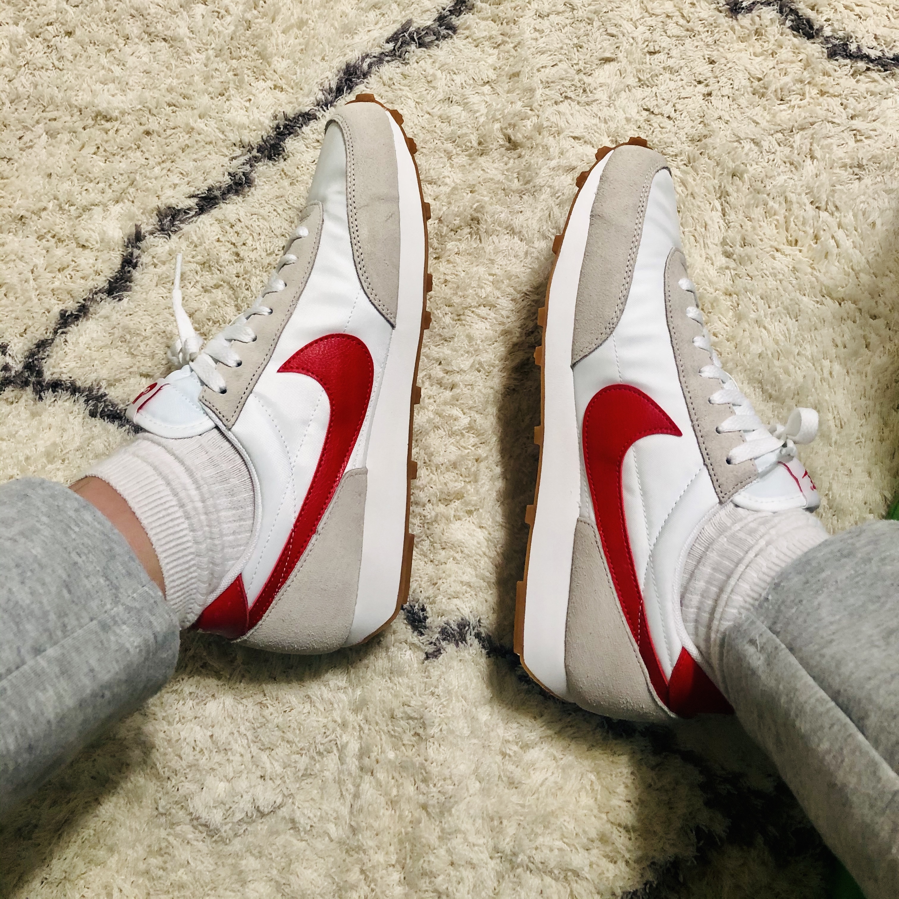 (W) Nike Daybreak Summit White University Red 착용 스타일 - 3